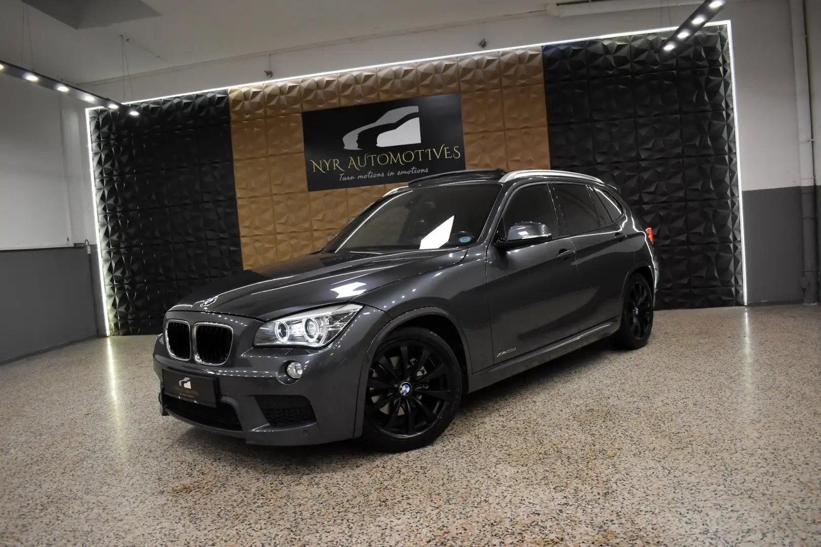 BMW X1 xDrive25d LCI, M-PAKET, BiTURBO, PANO, AHK, H&R Grijs - 1