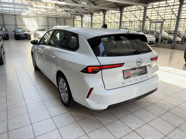 Opel Astra view 4