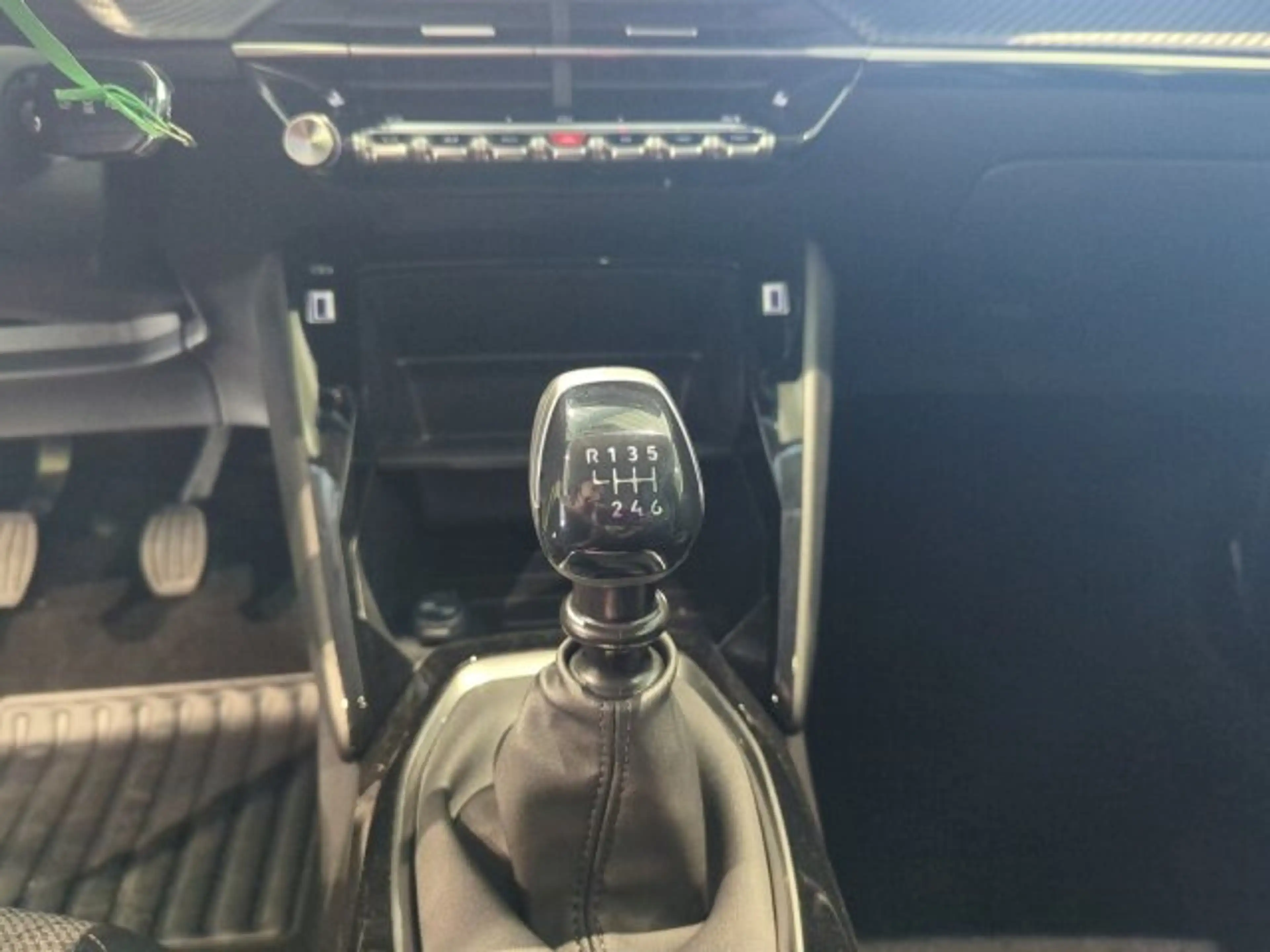 Peugeot 208 208 Allure 100 BAR +360°Kamera+Navigation+SHZ+ — photo 13