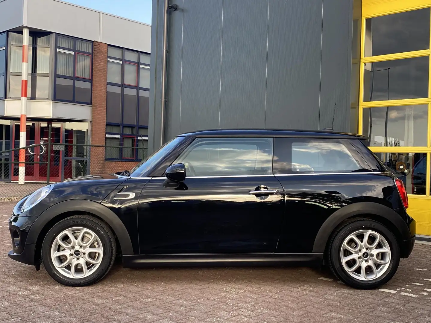 MINI Cooper Mini 1.5 Business Чорний - 2