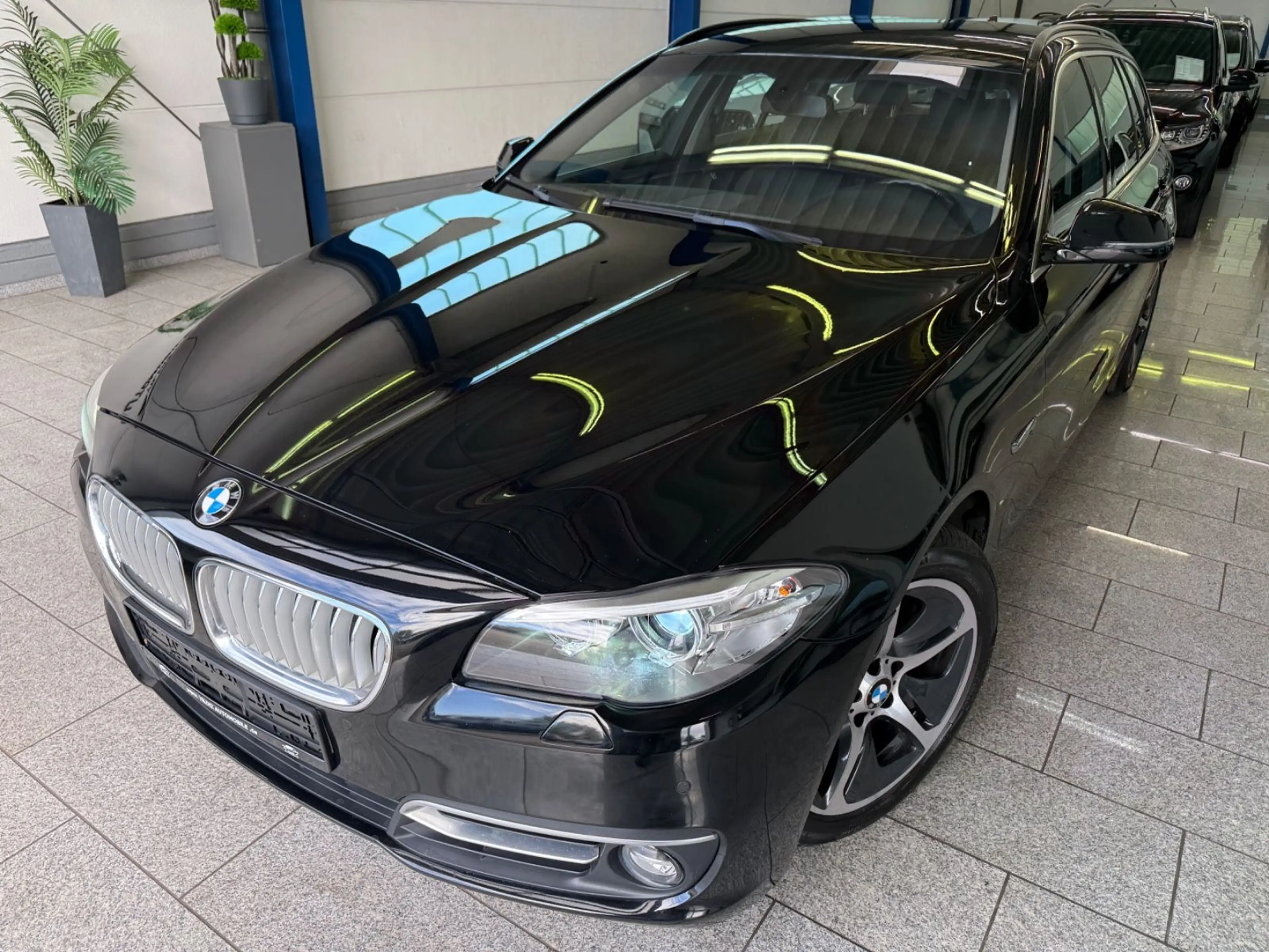 BMW 520 d*AUTOM*BI-XEN*NAVI*TMP*PDC*LED*4XSHZ*LEDER
