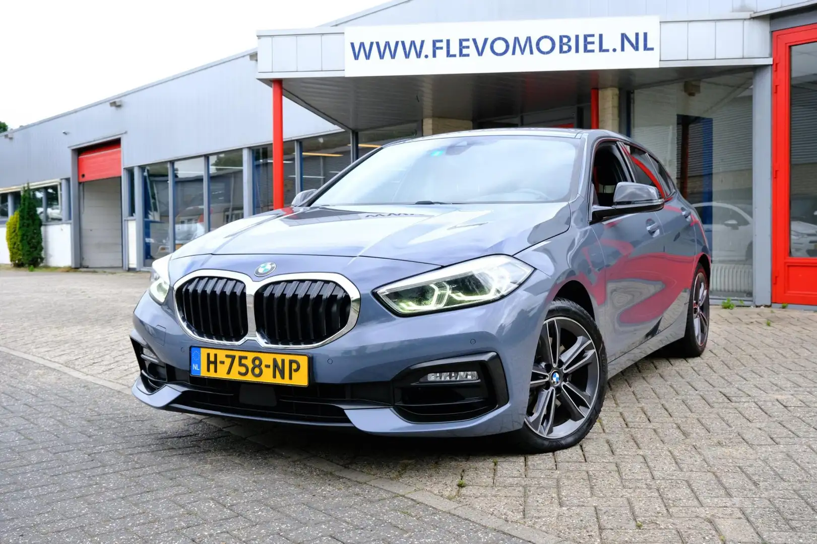 BMW 118 1-serie 118i 140pk Executive Edition Aut. Pano|Spo Grijs - 1