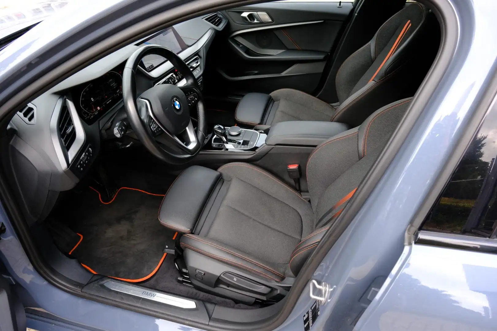 BMW 118 1-serie 118i 140pk Executive Edition Aut. Pano|Spo Grijs - 2
