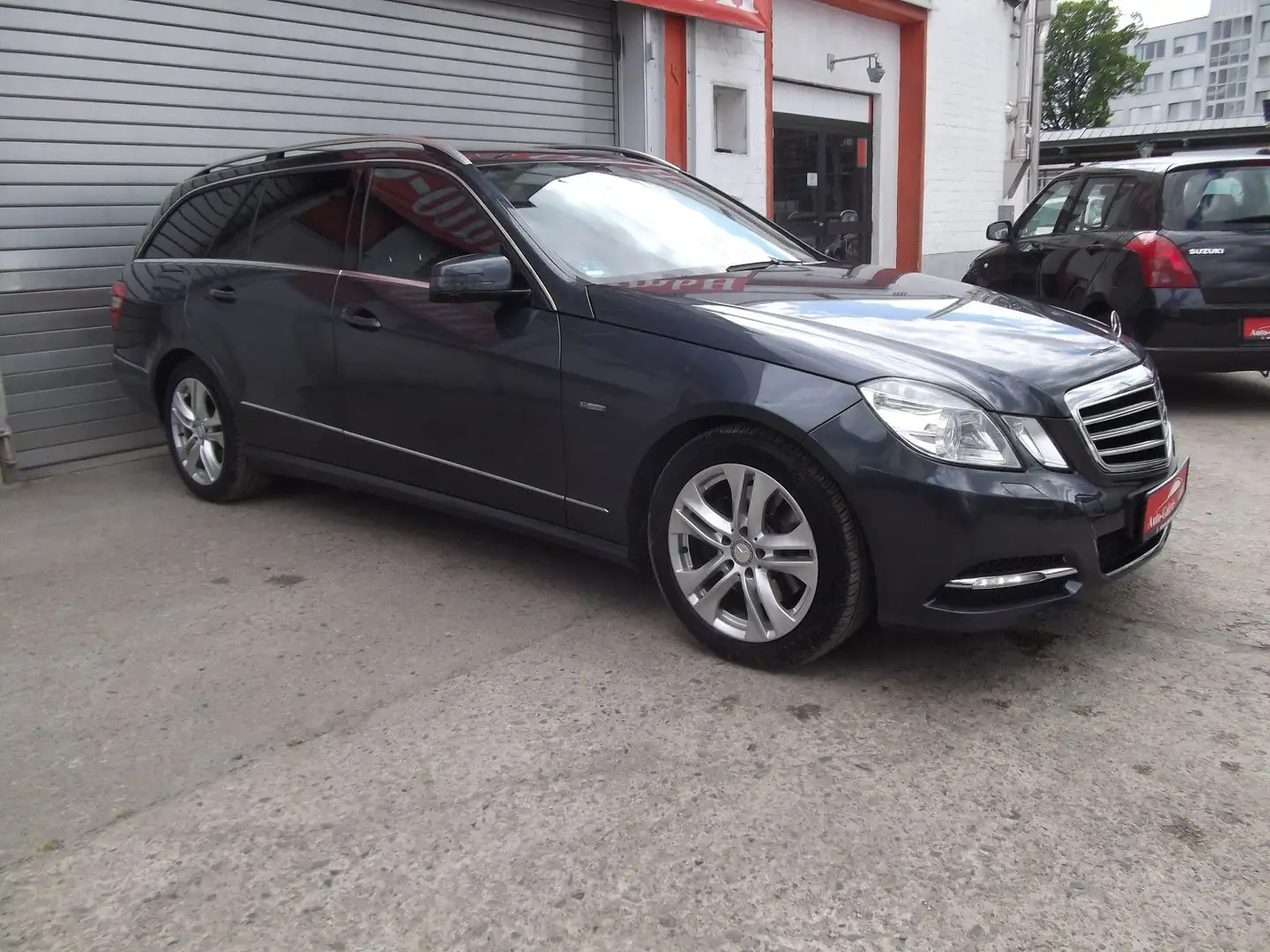 Mercedes-Benz E 250 CGI BlueEfficiency 7 Sitzer, Autom, Leder Grigio - 1