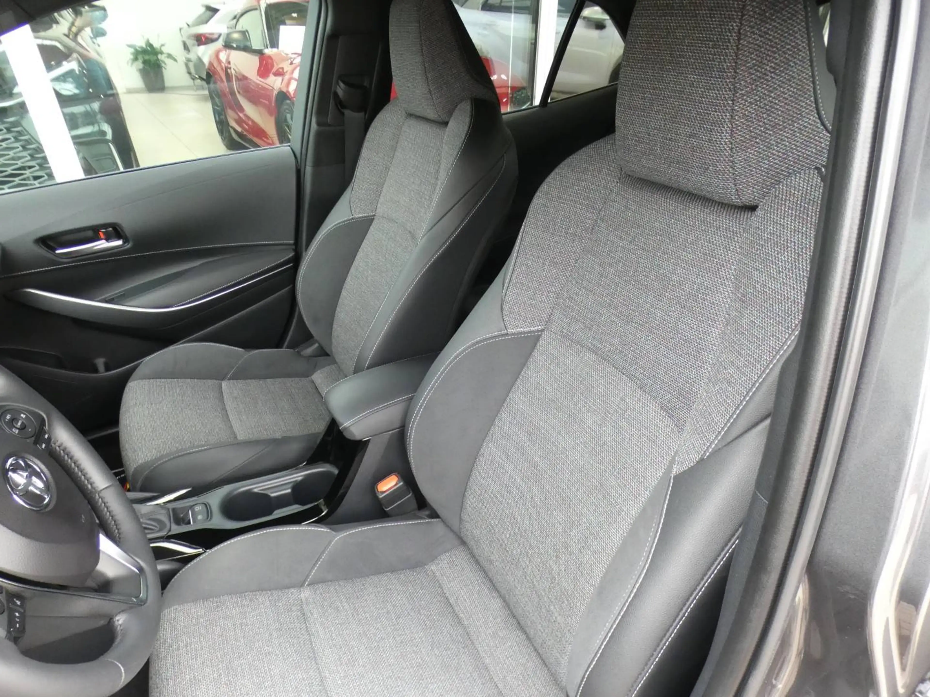 Toyota Corolla HB 1.8 Hybrid STYLE+TECH PACK 140pk +Dodehoek +Stuurwielverwarming +Zetelverwarming +Half leder +GPS — photo 12
