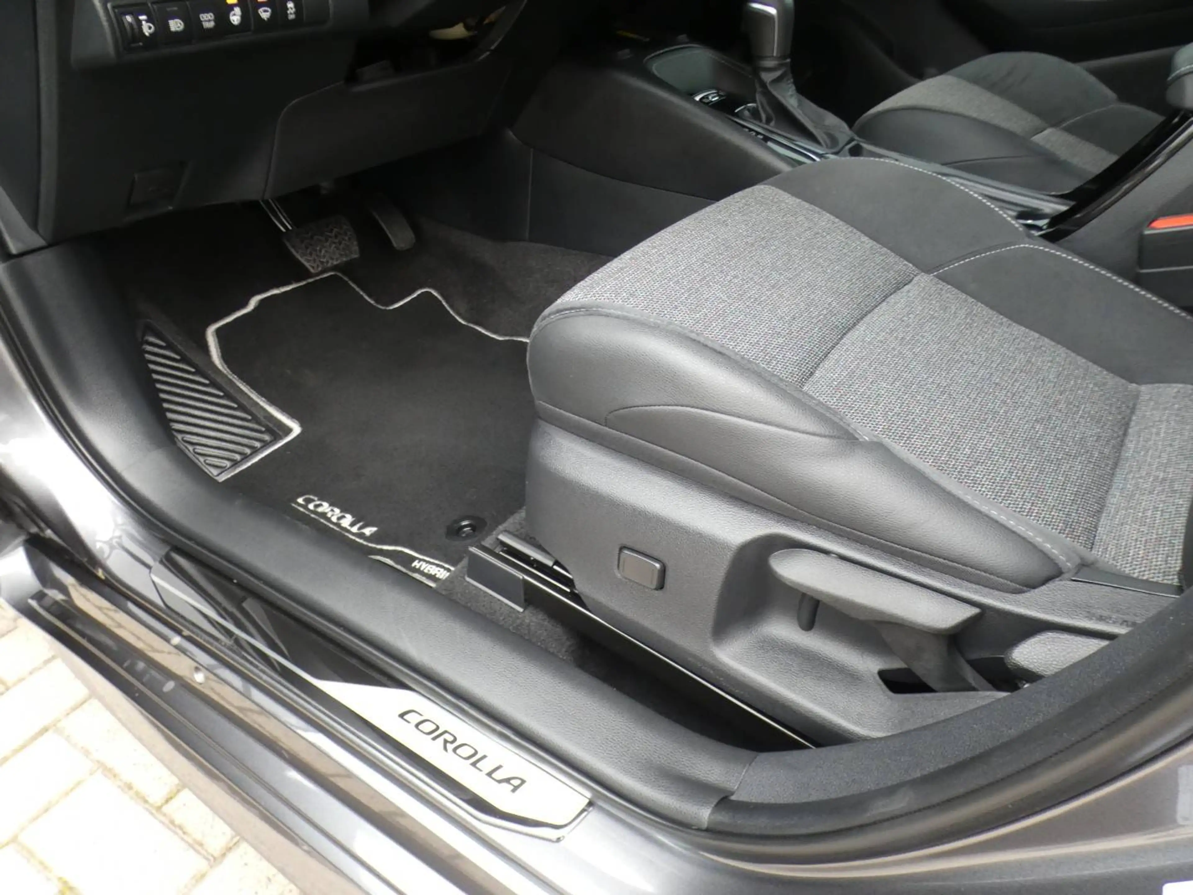 Toyota Corolla HB 1.8 Hybrid STYLE+TECH PACK 140pk +Dodehoek +Stuurwielverwarming +Zetelverwarming +Half leder +GPS — photo 11