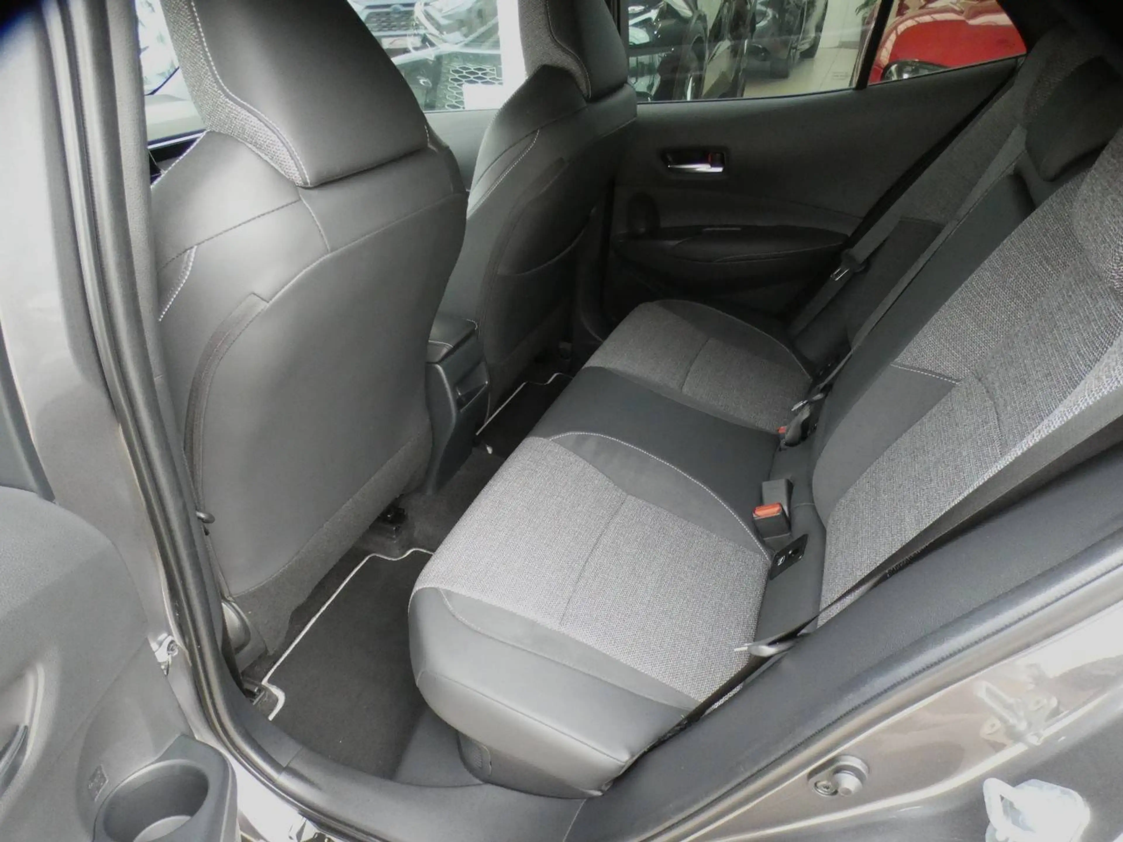 Toyota Corolla HB 1.8 Hybrid STYLE+TECH PACK 140pk +Dodehoek +Stuurwielverwarming +Zetelverwarming +Half leder +GPS — photo 14