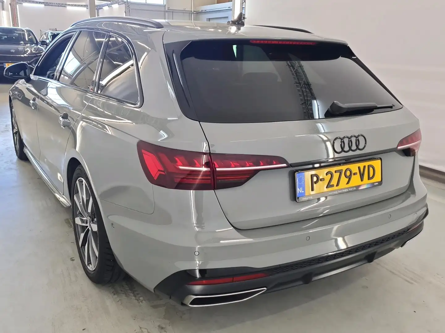 Audi A4 Avant 40 TFSI 204pk Automaat S edition Competition Grijs - 2