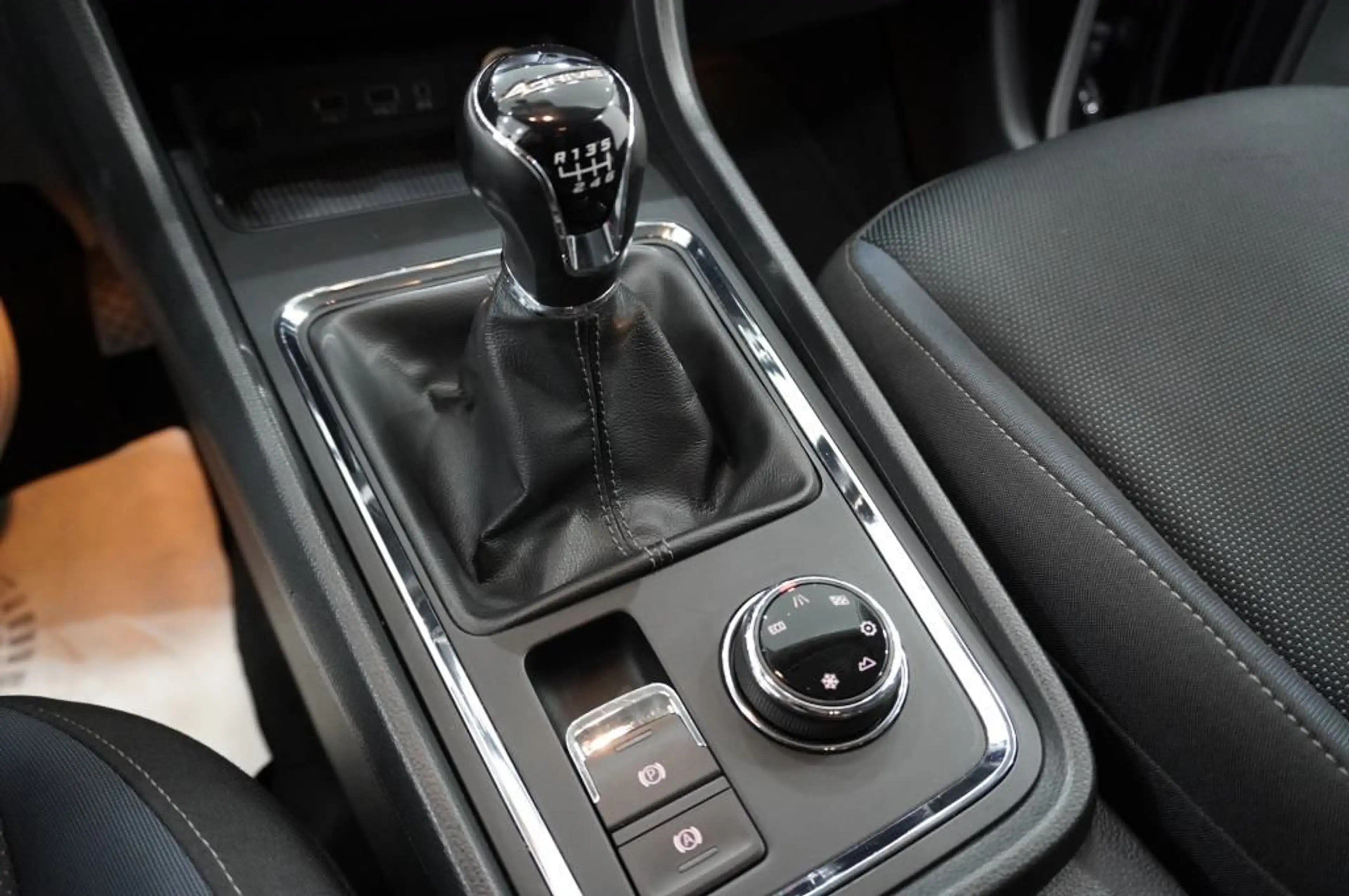 SEAT Ateca 2.0 TDi 4drive Navi/LED/AHK/17Zoll/Shzg/Te — photo 14