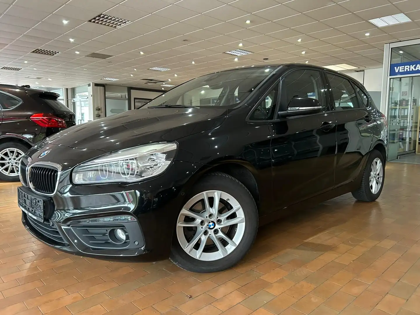 BMW 218 Baureihe 2 Active Tourer 218 d Advantage Schwarz - 1