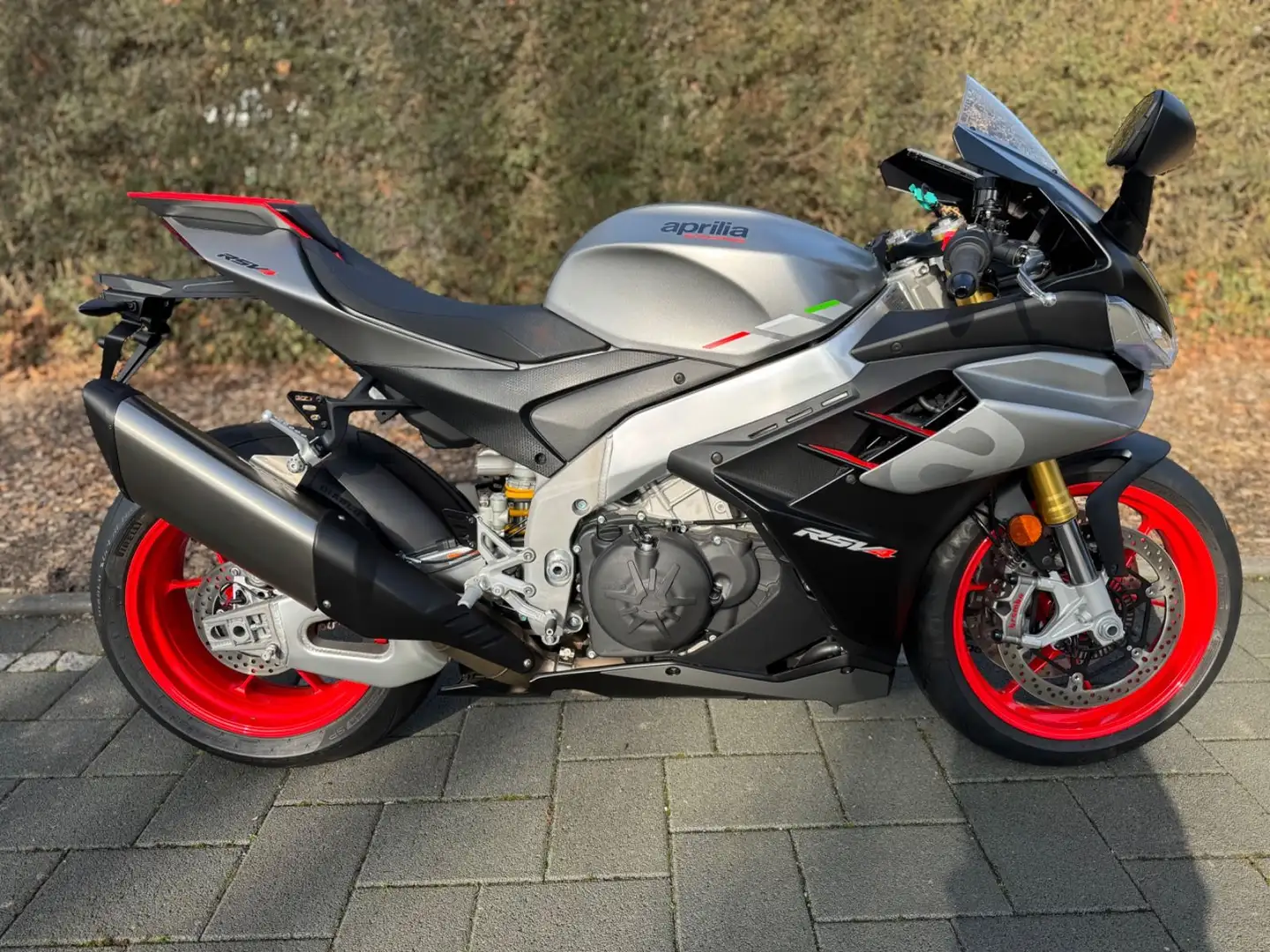 Aprilia RSV4 1100 Sound zum Niederknien Plateado - 1