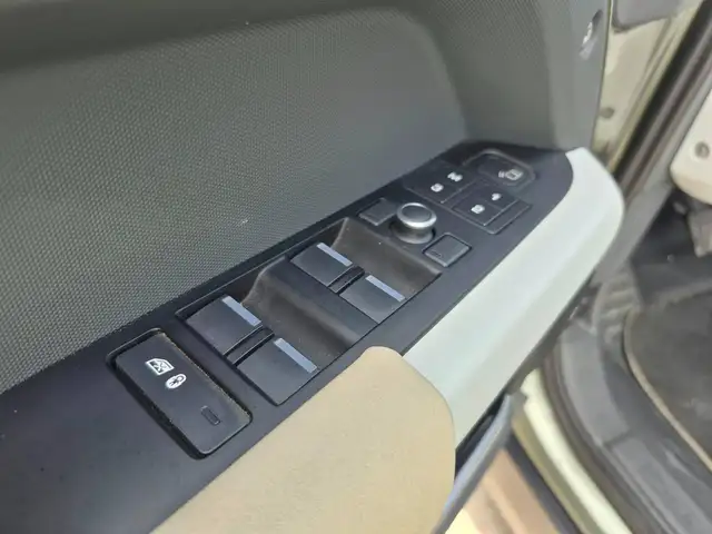 Land Rover Defender view 12