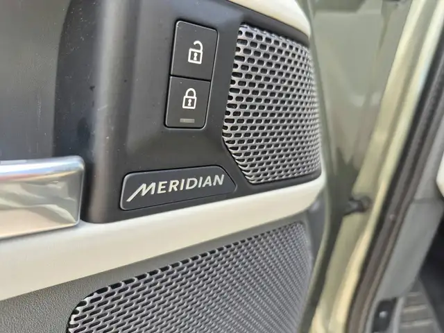 Land Rover Defender view 11