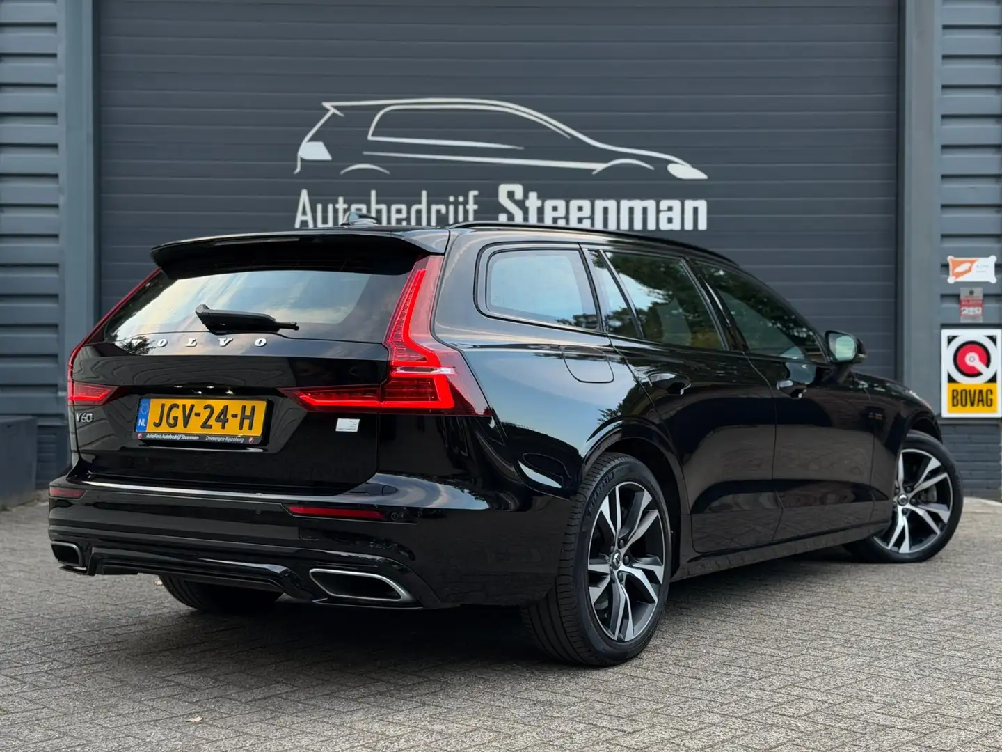 Volvo V60 2.0 T6 Plug-in hybrid AWD Plus Dark | R-Design | P Zwart - 2