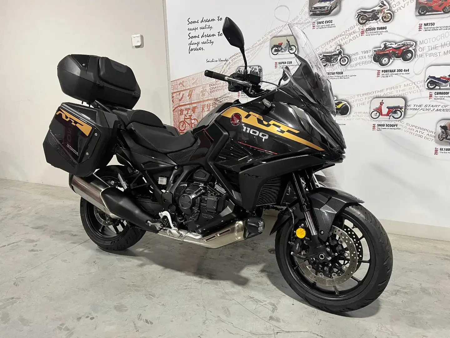 Honda NT 1100 DCT met voyage pack en stickerset - 1