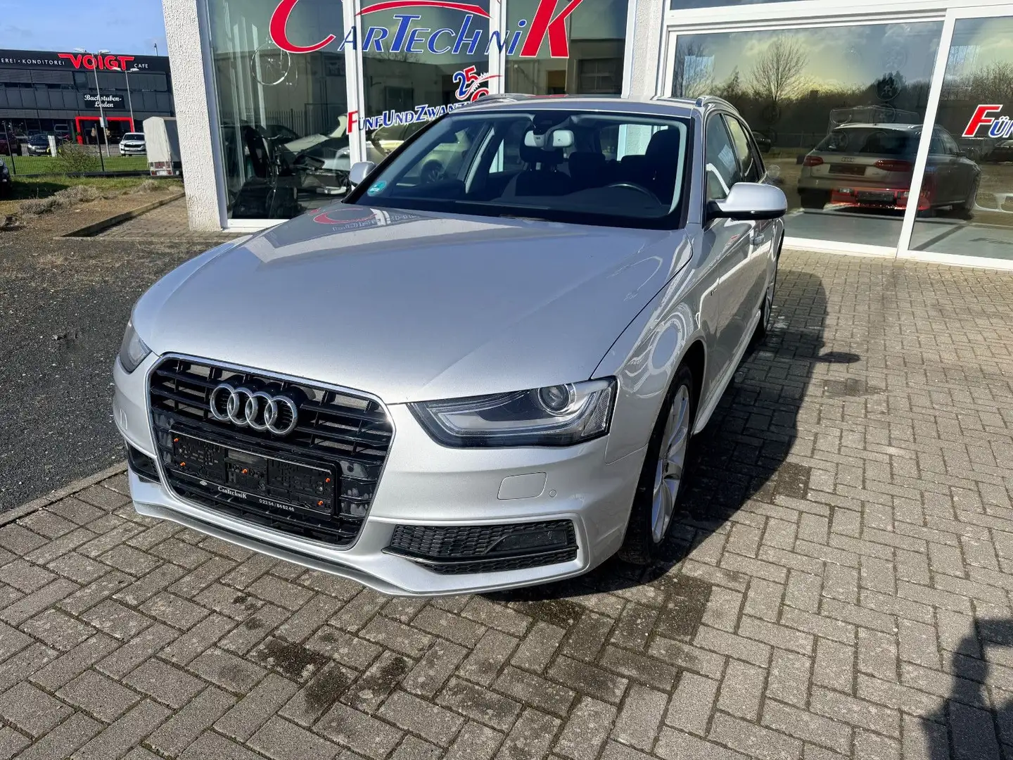 Audi A4 Avant S-Line, Automatik ,Zahnriemen neu Silber - 1