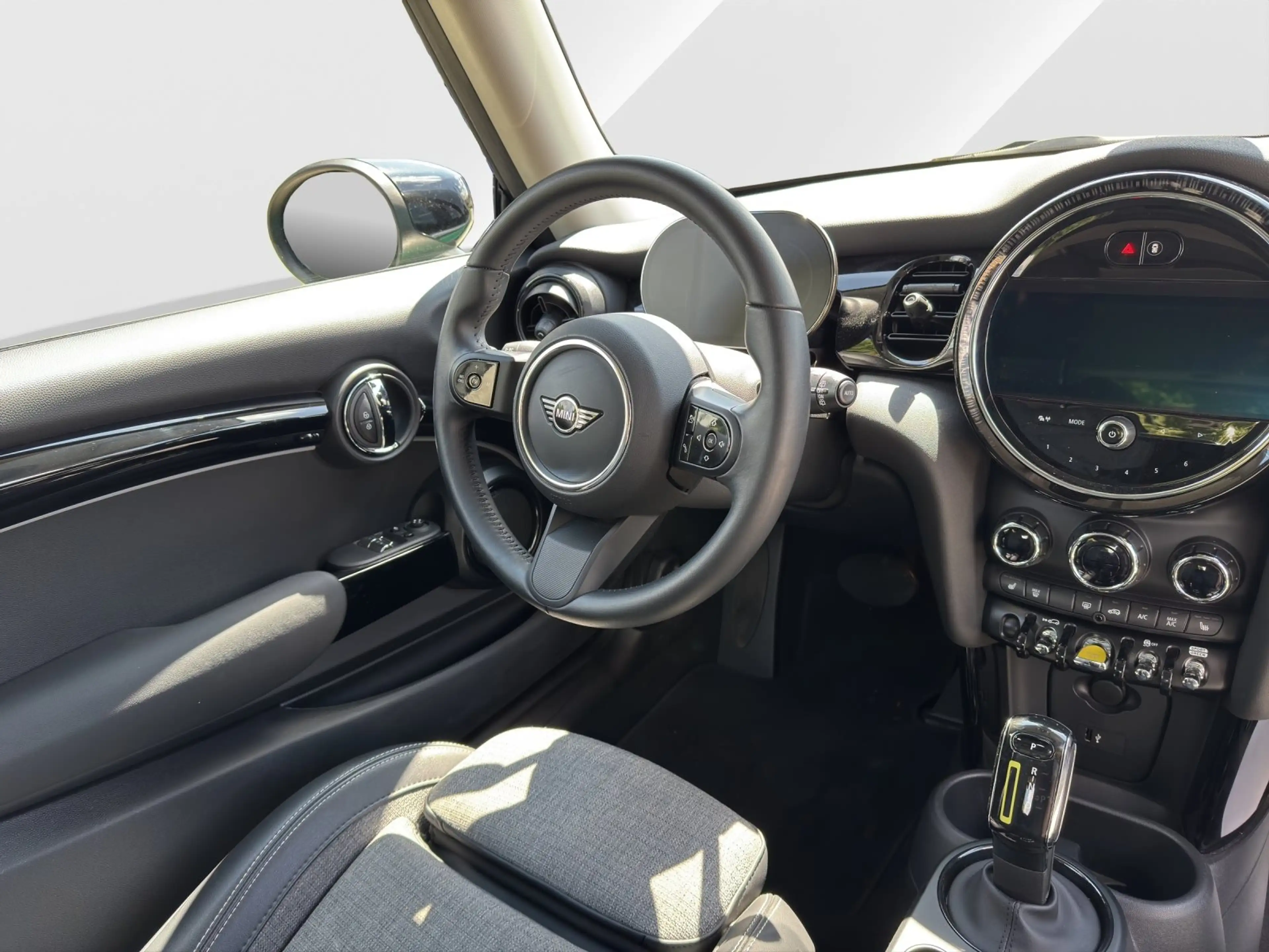 MINI Cooper SE Hatch 16" / Pano / RFK / DrivAss / DAB / LED / Key — photo 9