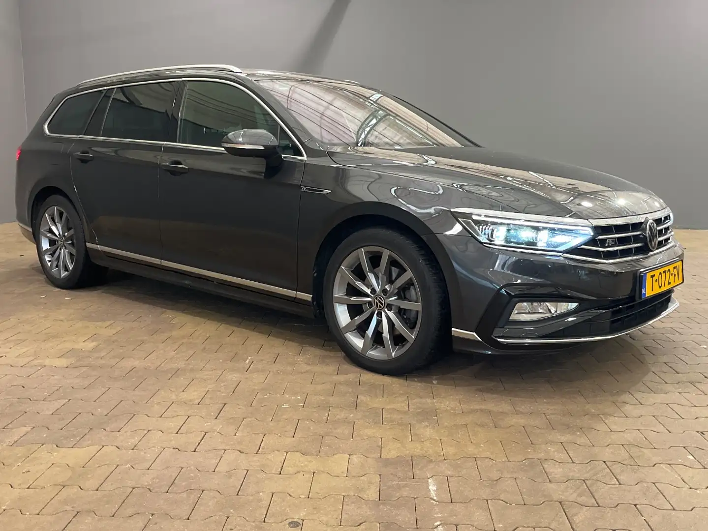 Volkswagen Passat Variant 1.5 TSI R-Line Business Gris - 2