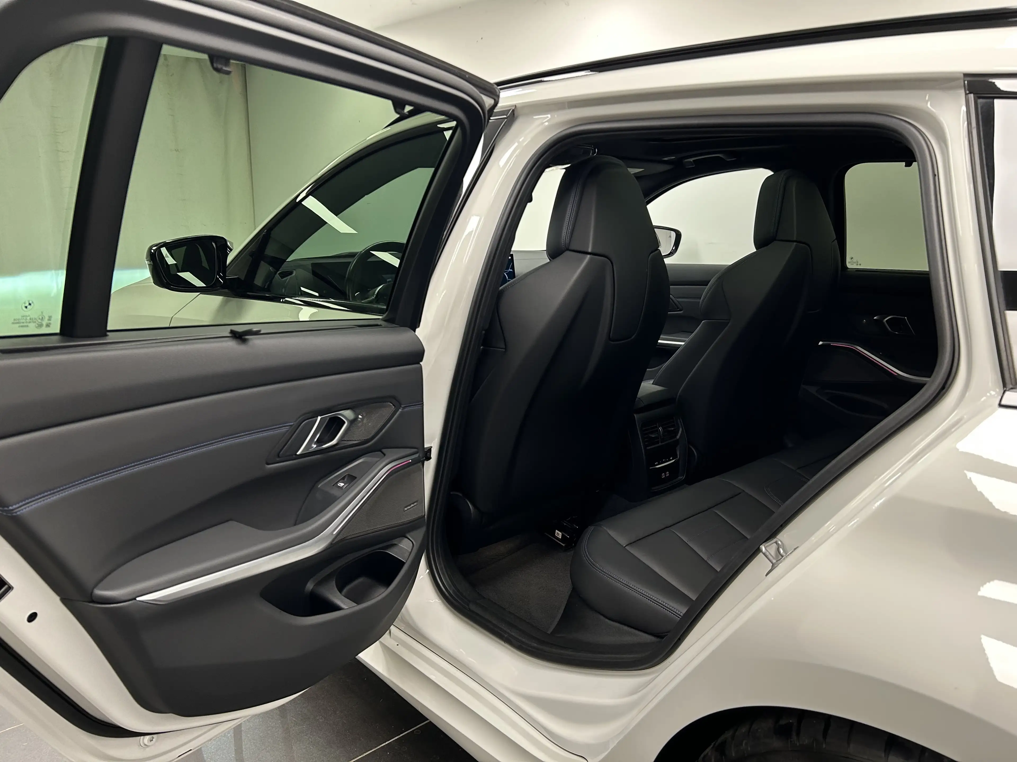 BMW 340 M340d xDrive Touring — photo 15