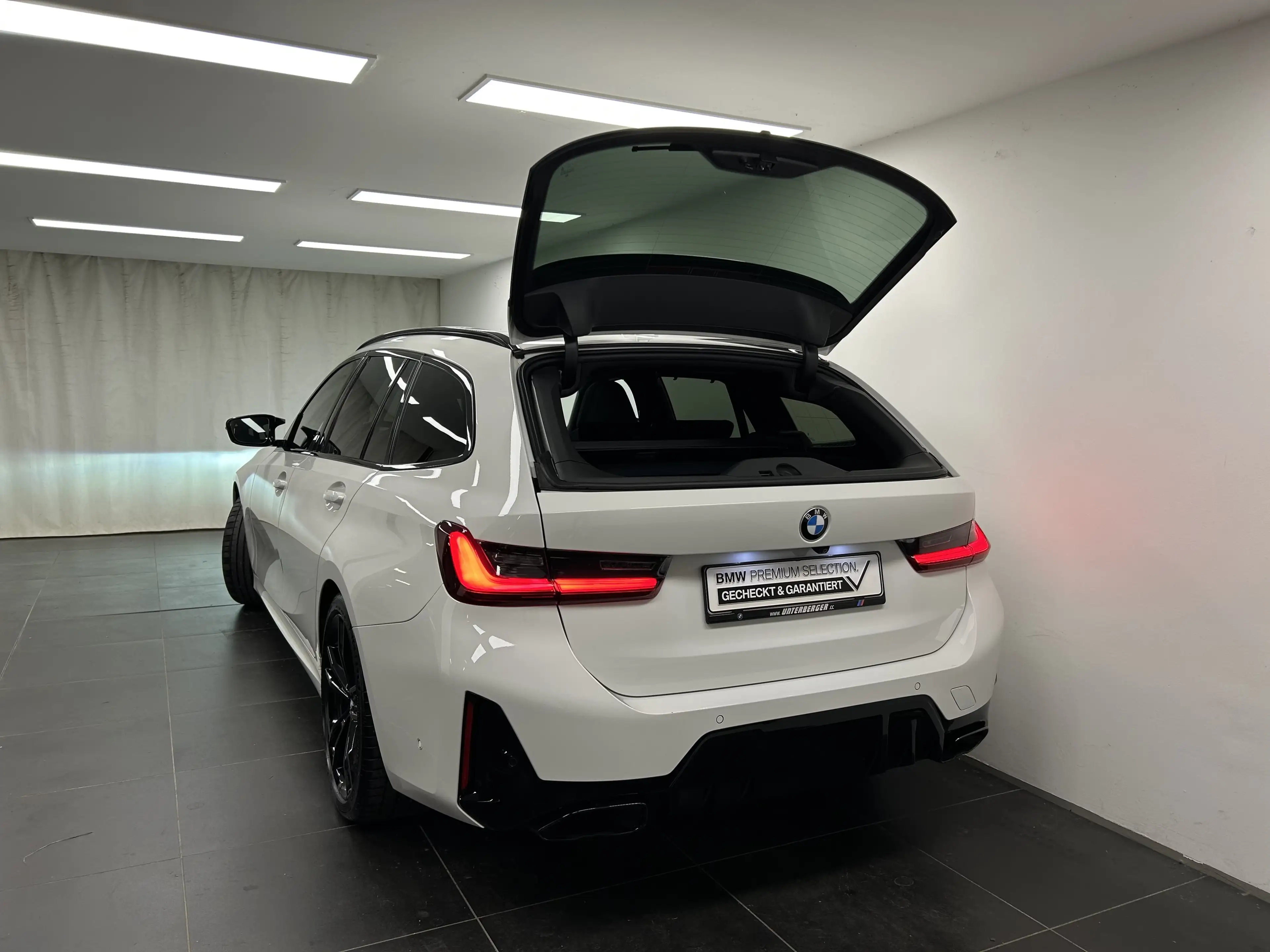 BMW 340 M340d xDrive Touring — photo 11