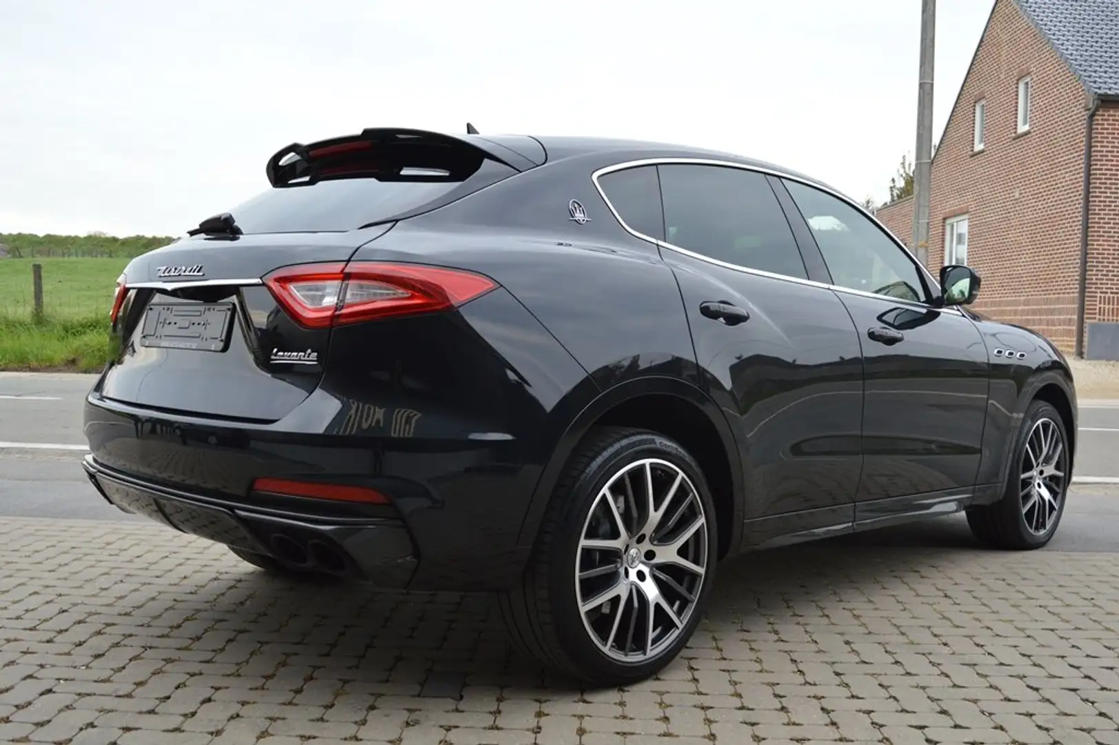 Maserati Levante Trofeo 3.8i V8 Biturbo 1 HAND !! Noir - 2