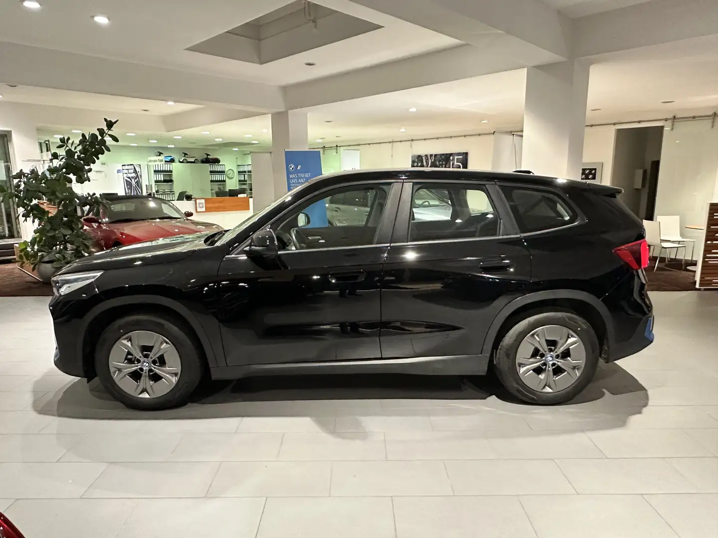 BMW iX1 xDrive30 DAB Parkassistent Shz Schwarz - 2