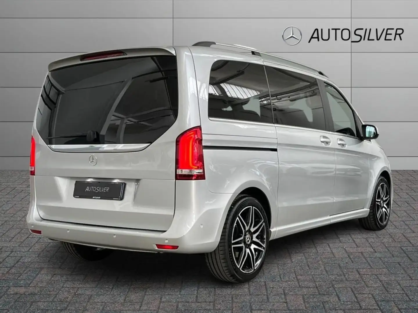 Mercedes-Benz V 300 d Automatic 4Matic Premium Compact Plateado - 2
