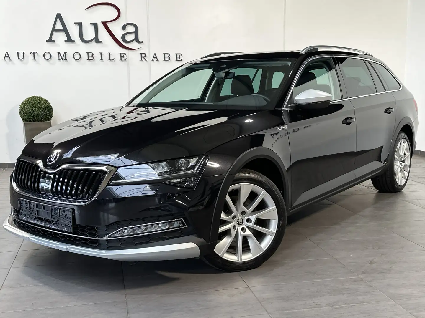 Skoda Superb Scout 4x4 NAV+LED+AHK+PANO+DIGDISPLAY+1HD Negro - 2