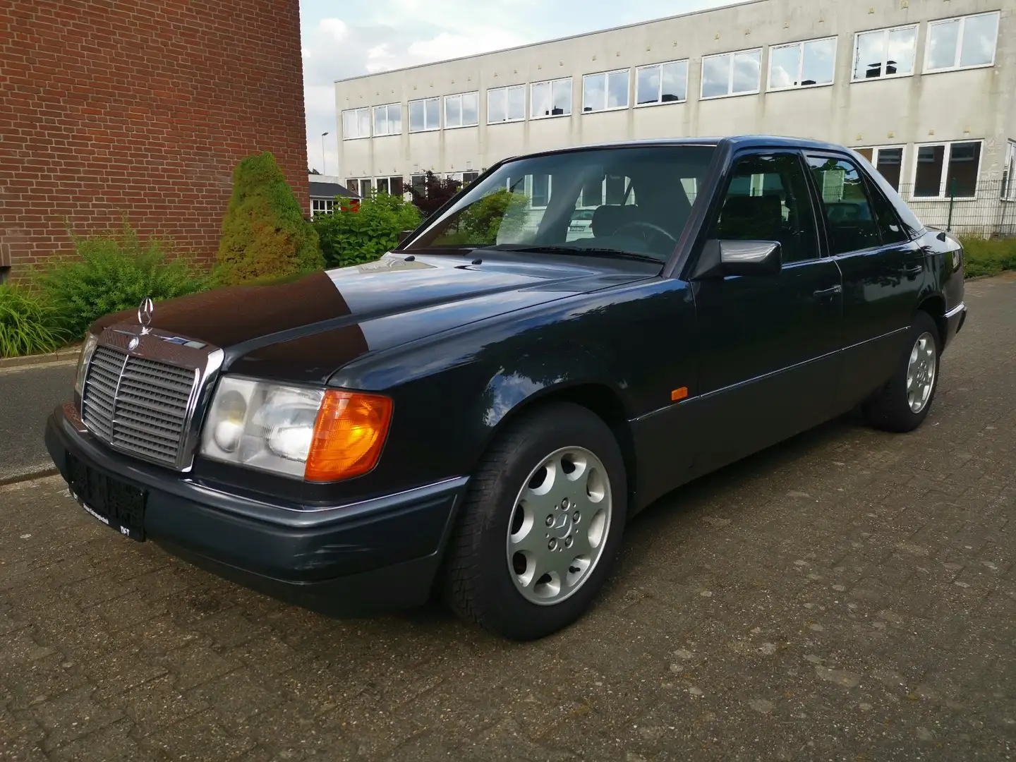 Mercedes-Benz E 200 1. Hand orig. 68.900 km, Erstlack Noir - 1