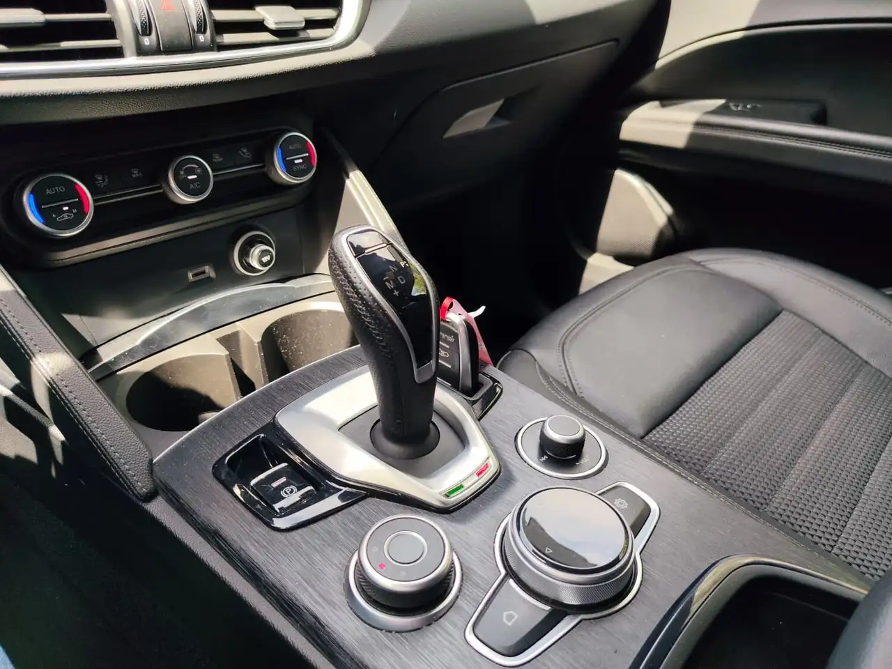 Alfa Romeo Stelvio 2023 — фото 15