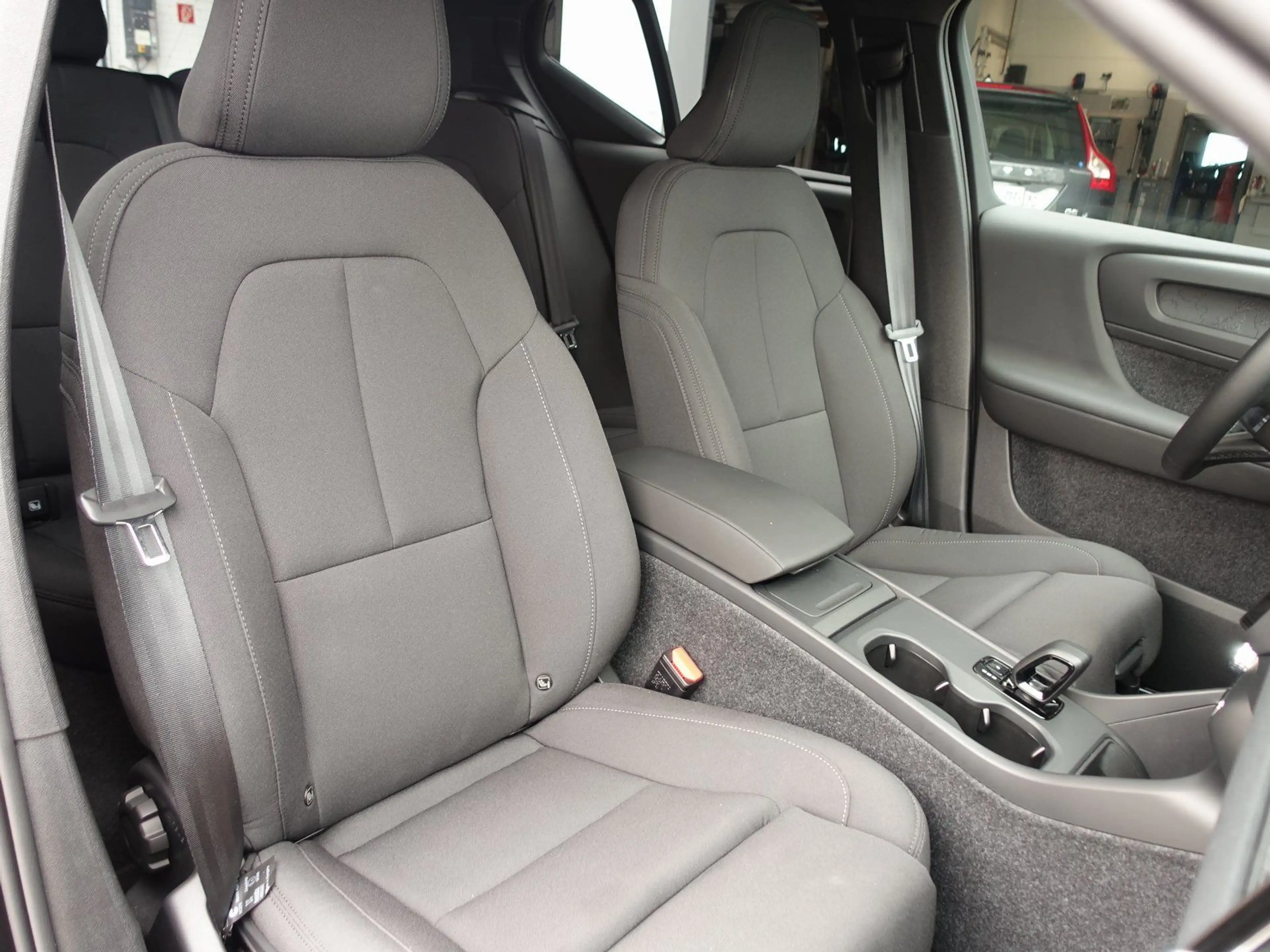 Volvo EX40 Black Edit Plus Single Motor Extended Range — photo 8