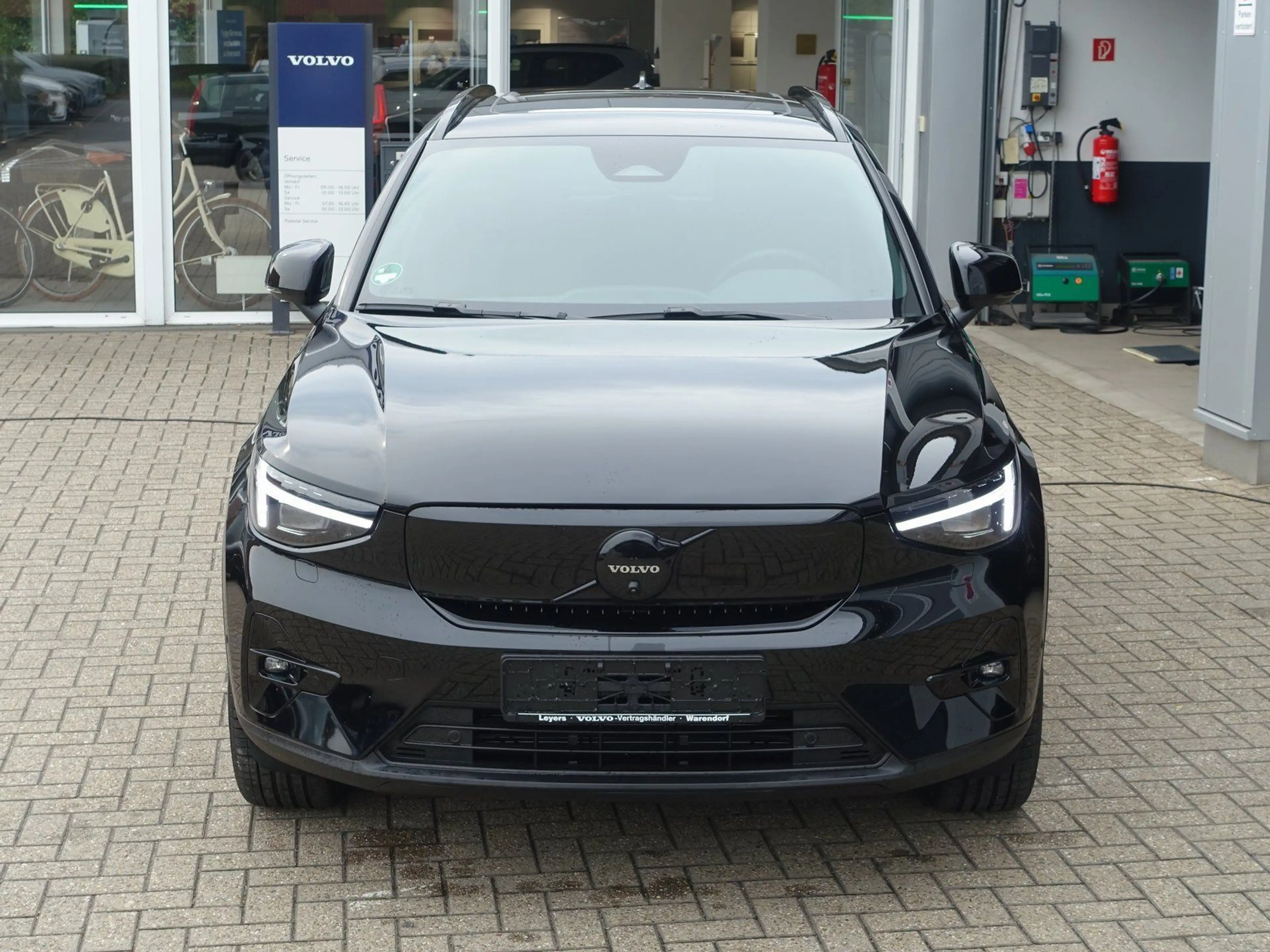 Volvo EX40 Black Edit Plus Single Motor Extended Range — photo 7