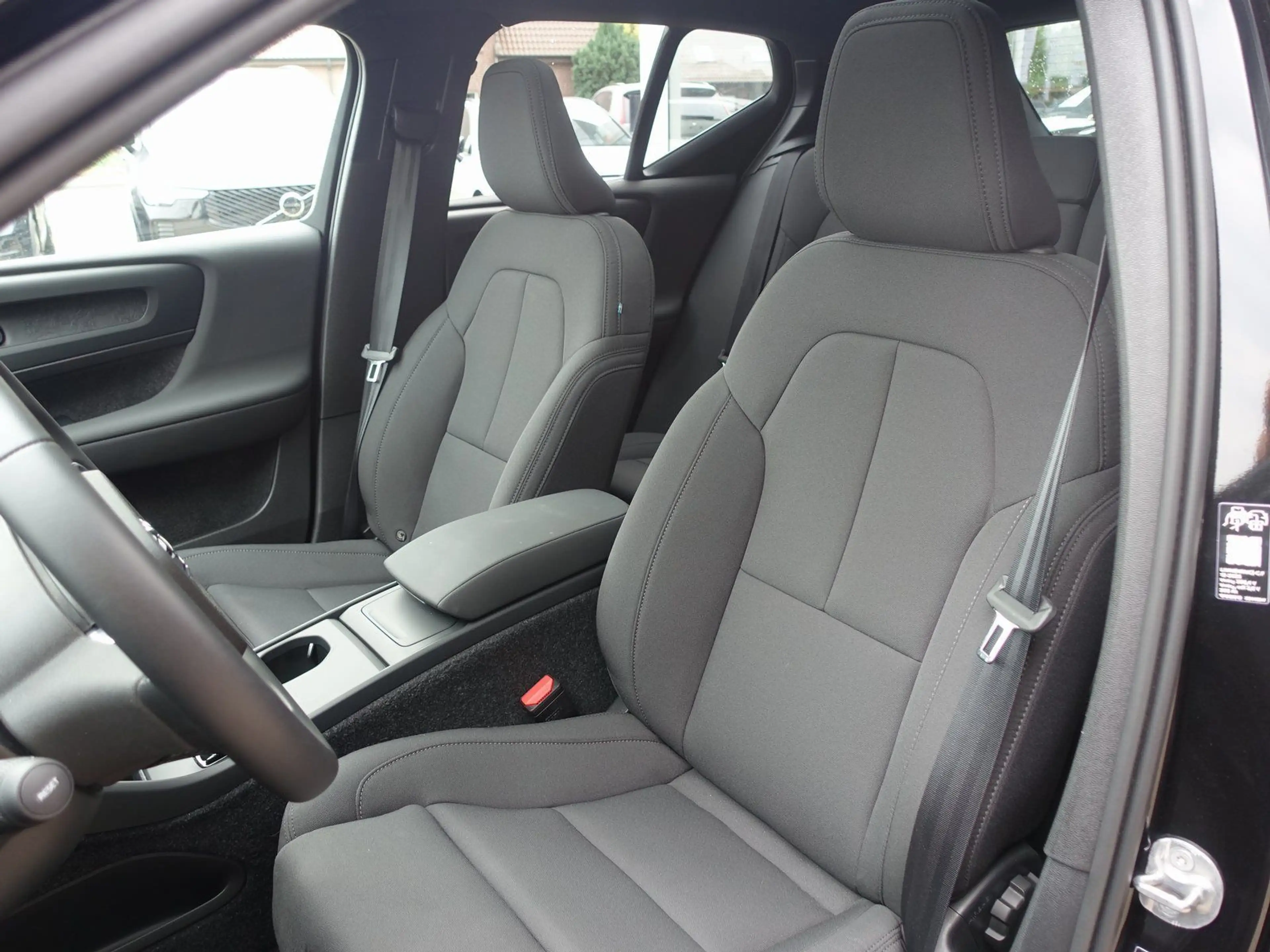 Volvo EX40 Black Edit Plus Single Motor Extended Range — photo 11