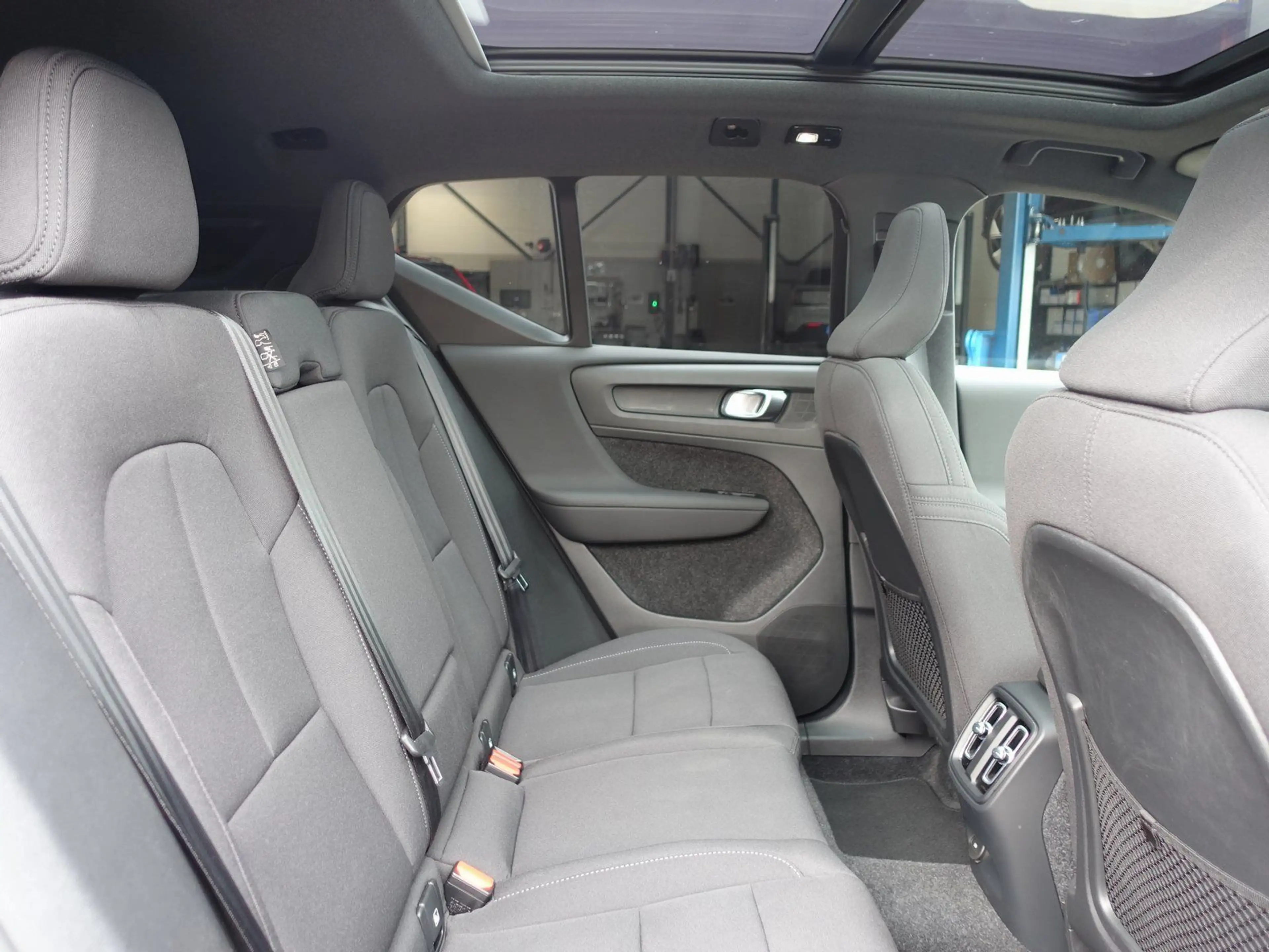 Volvo EX40 Black Edit Plus Single Motor Extended Range — photo 9