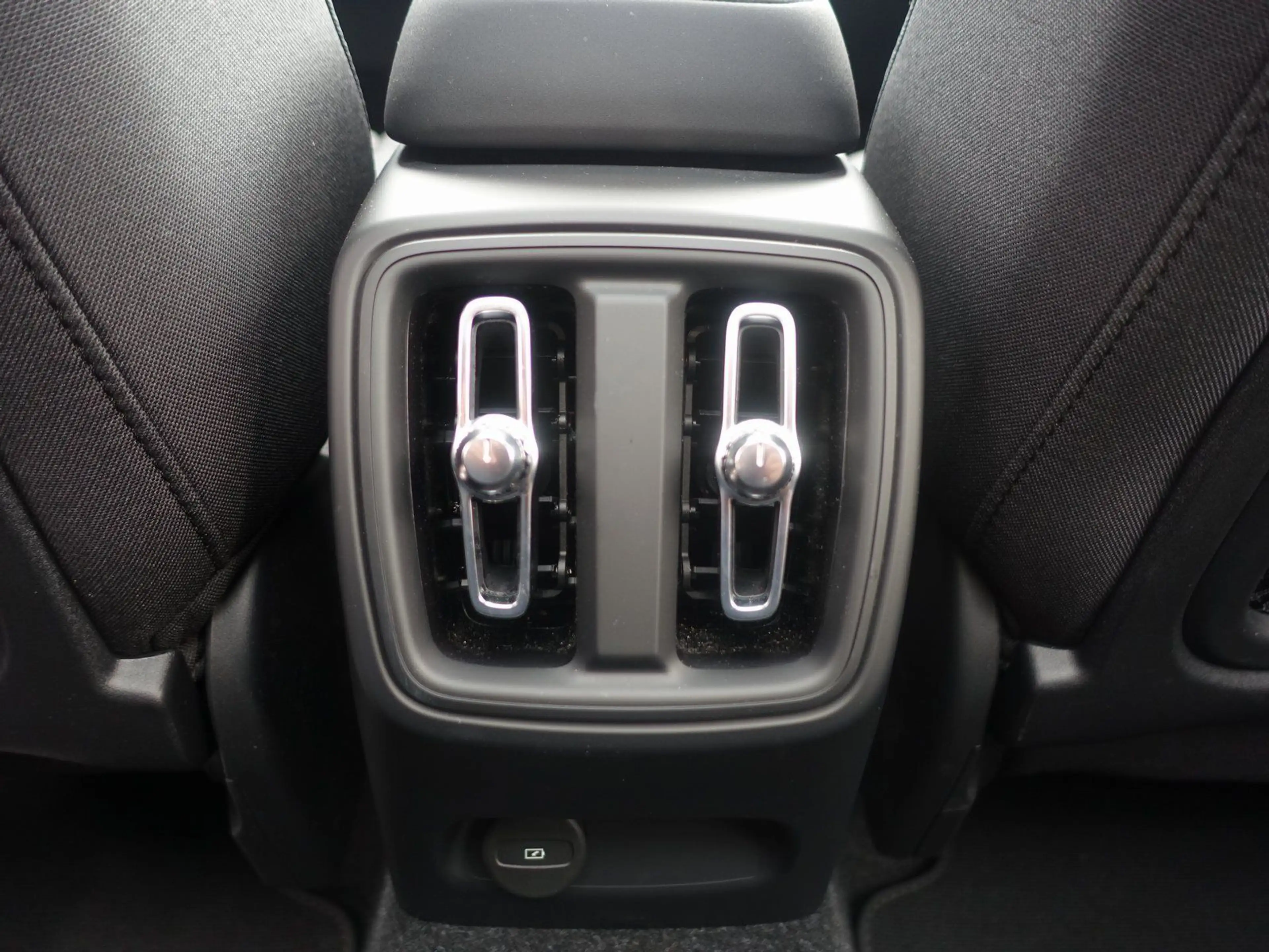 Volvo EX40 Black Edit Plus Single Motor Extended Range — photo 14