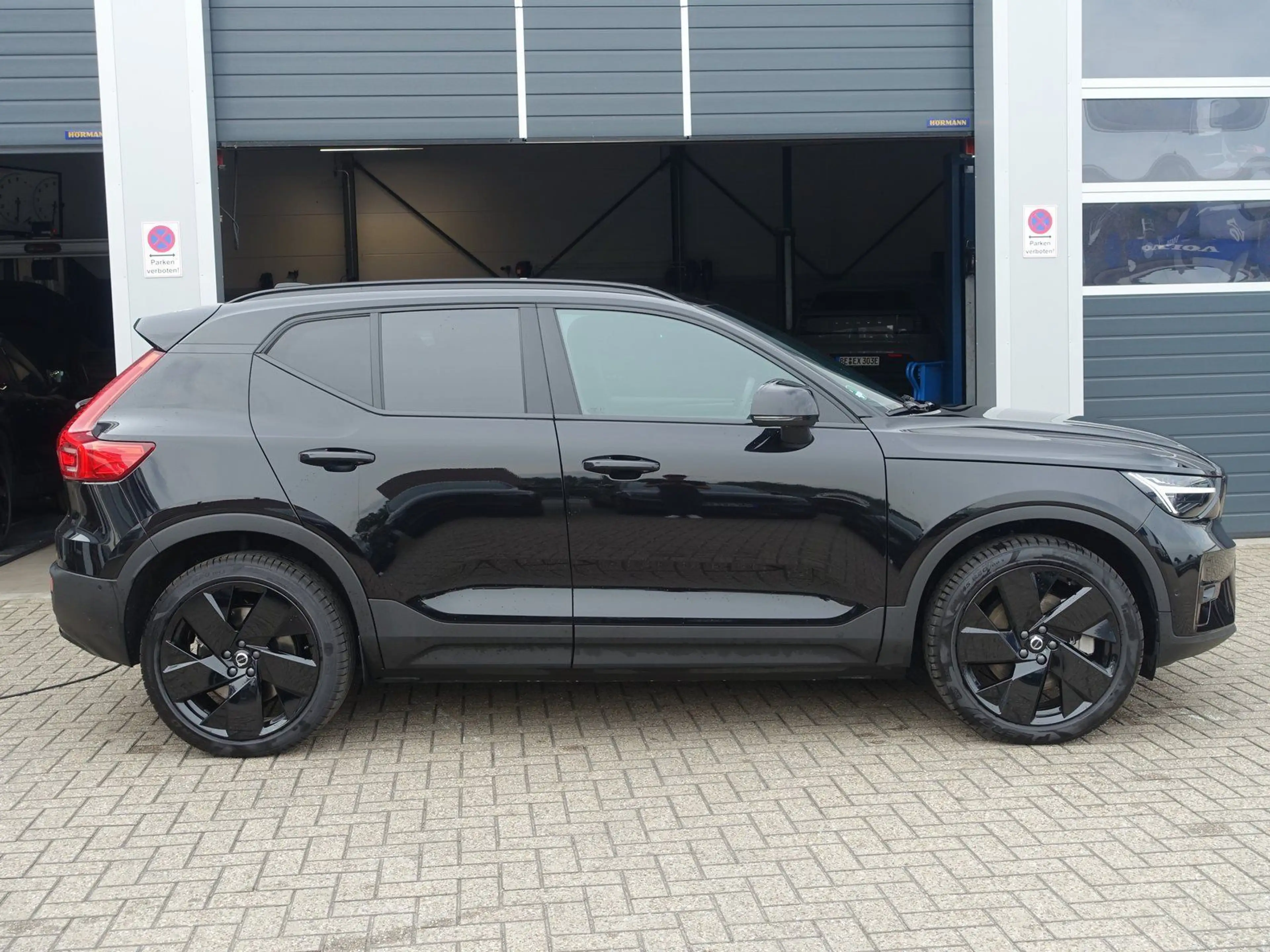 Volvo EX40 Black Edit Plus Single Motor Extended Range — photo 6