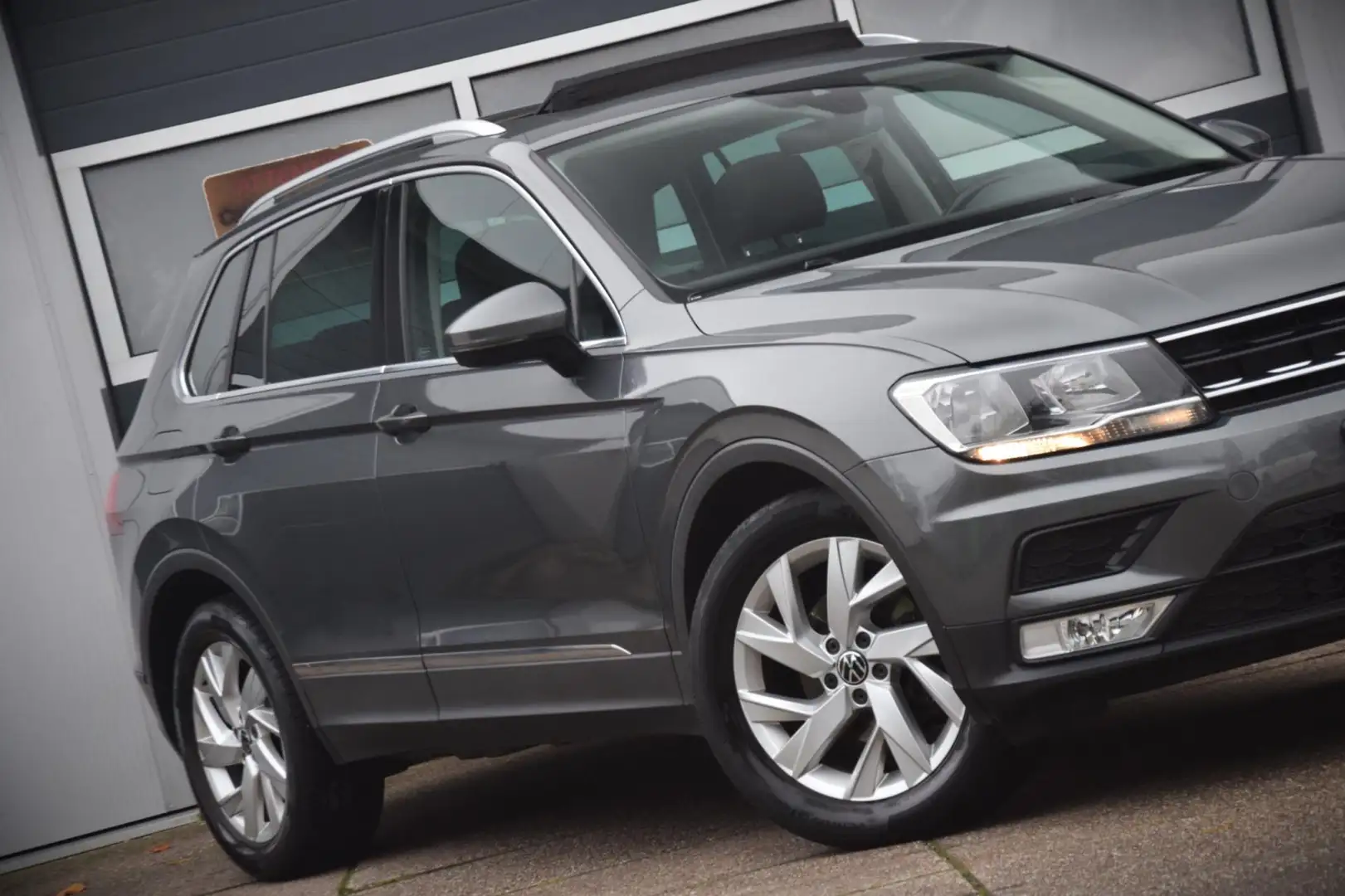 Volkswagen Tiguan 1.4 TSI Connected Series Panoramadak / Comfortstoe Grijs - 2