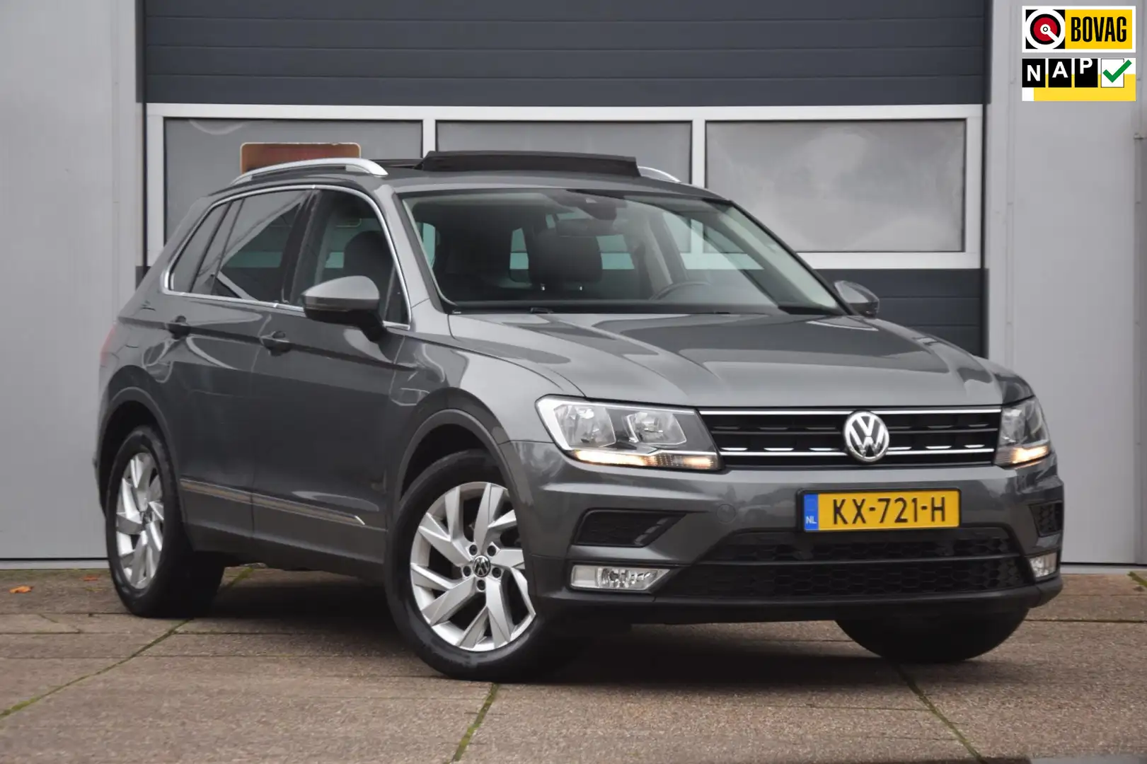 Volkswagen Tiguan 1.4 TSI Connected Series Panoramadak / Comfortstoe Grijs - 1