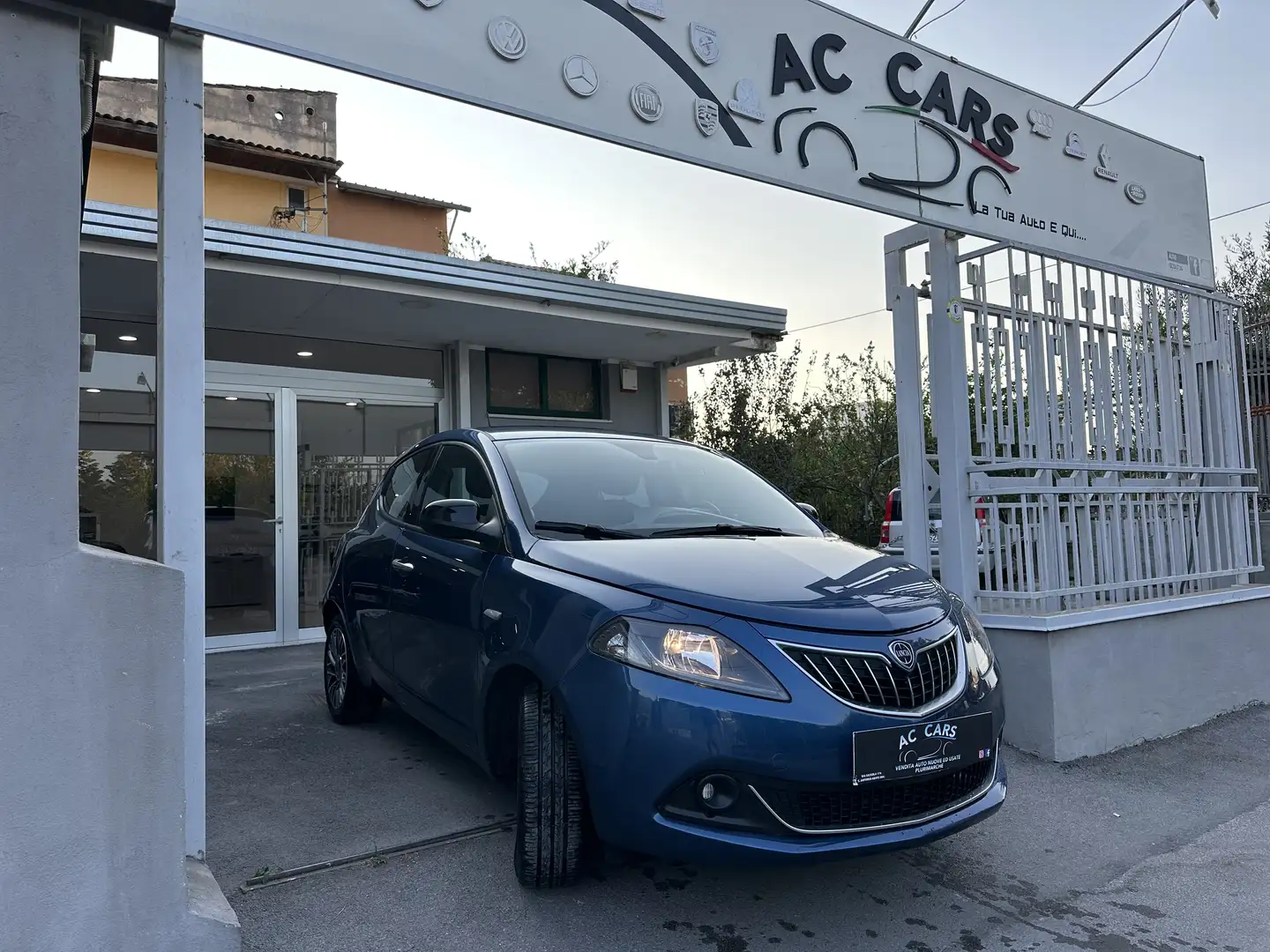 Lancia Ypsilon 1.0 firefly hybrid Gold s&s 70cv 5p.ti Bleu - 2