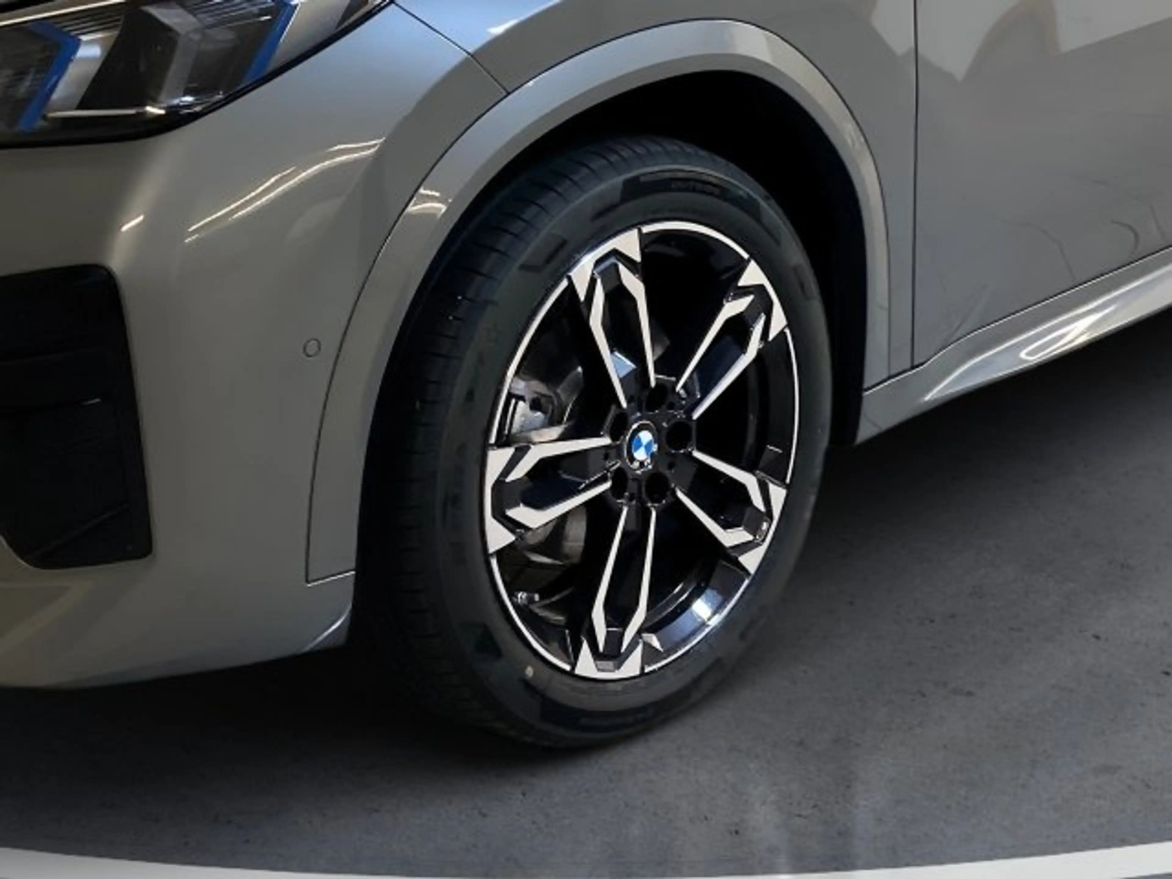 BMW iX2 eDrive 20 U10 — photo 8