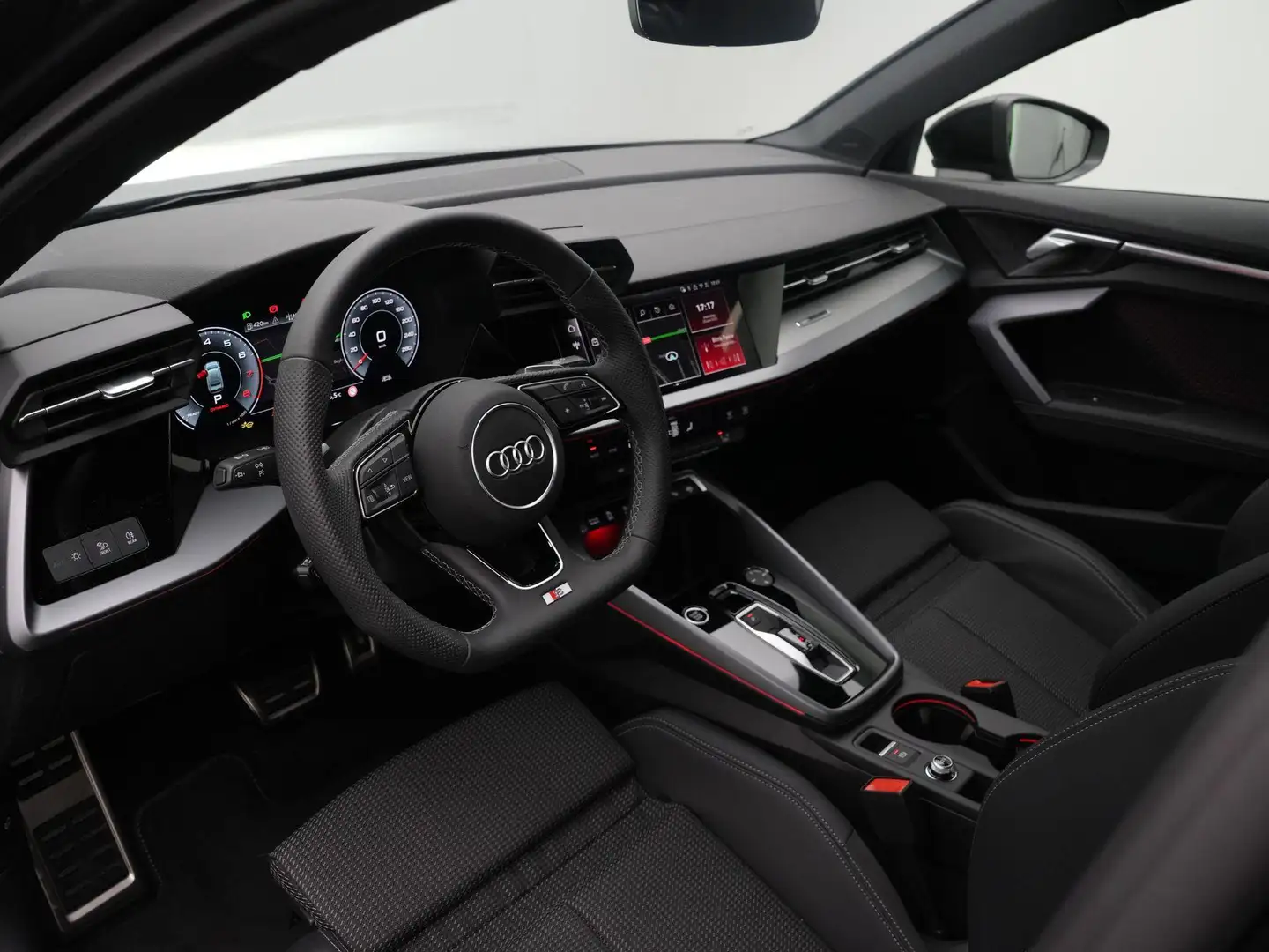 Audi A3 Limousine 30 TFSI 85 kW / 116 pk S edition Grijs - 2