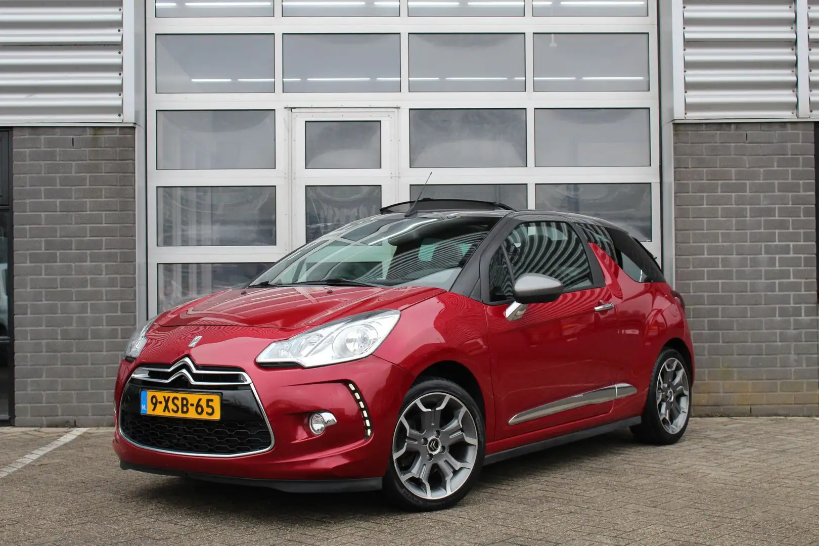 Citroen DS3 Cabrio 1.6 THP Sport Chic / Climate / Cruise / PDC Rood - 1