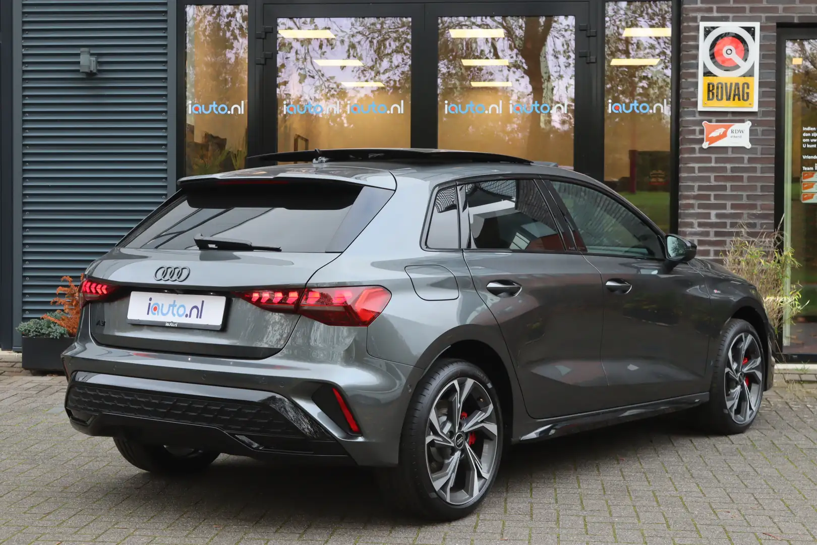Audi A3 Sportback 45 TFSI e 272pk S edition Competition Pa Grijs - 2