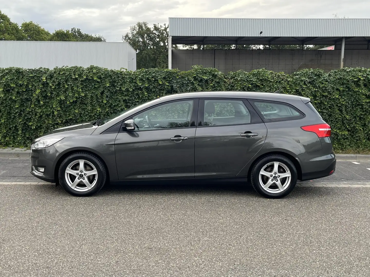 Ford Focus Wagon 1.0 Comfort * Carplay * Dealerond. * Nieuwe Grau - 2