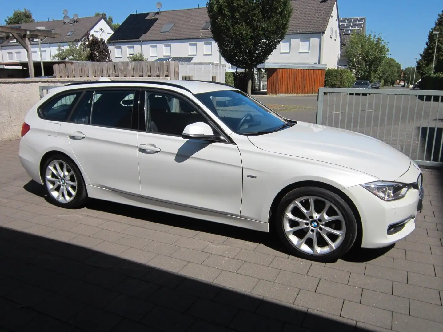 BMW 316 i Touring*Autom*Navi*Sportsitz*Head Up*Kamera White - 2