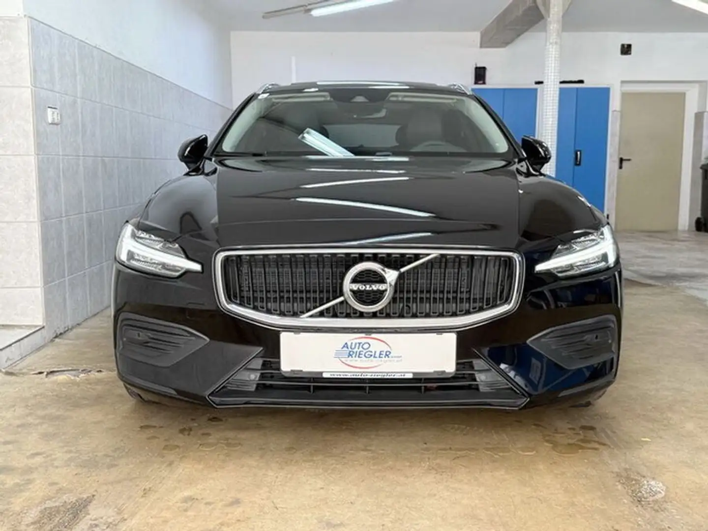 Volvo V60 Momentum Pro ''LED-Navi-Pano.-Kamera-Alu17'' Schwarz - 2