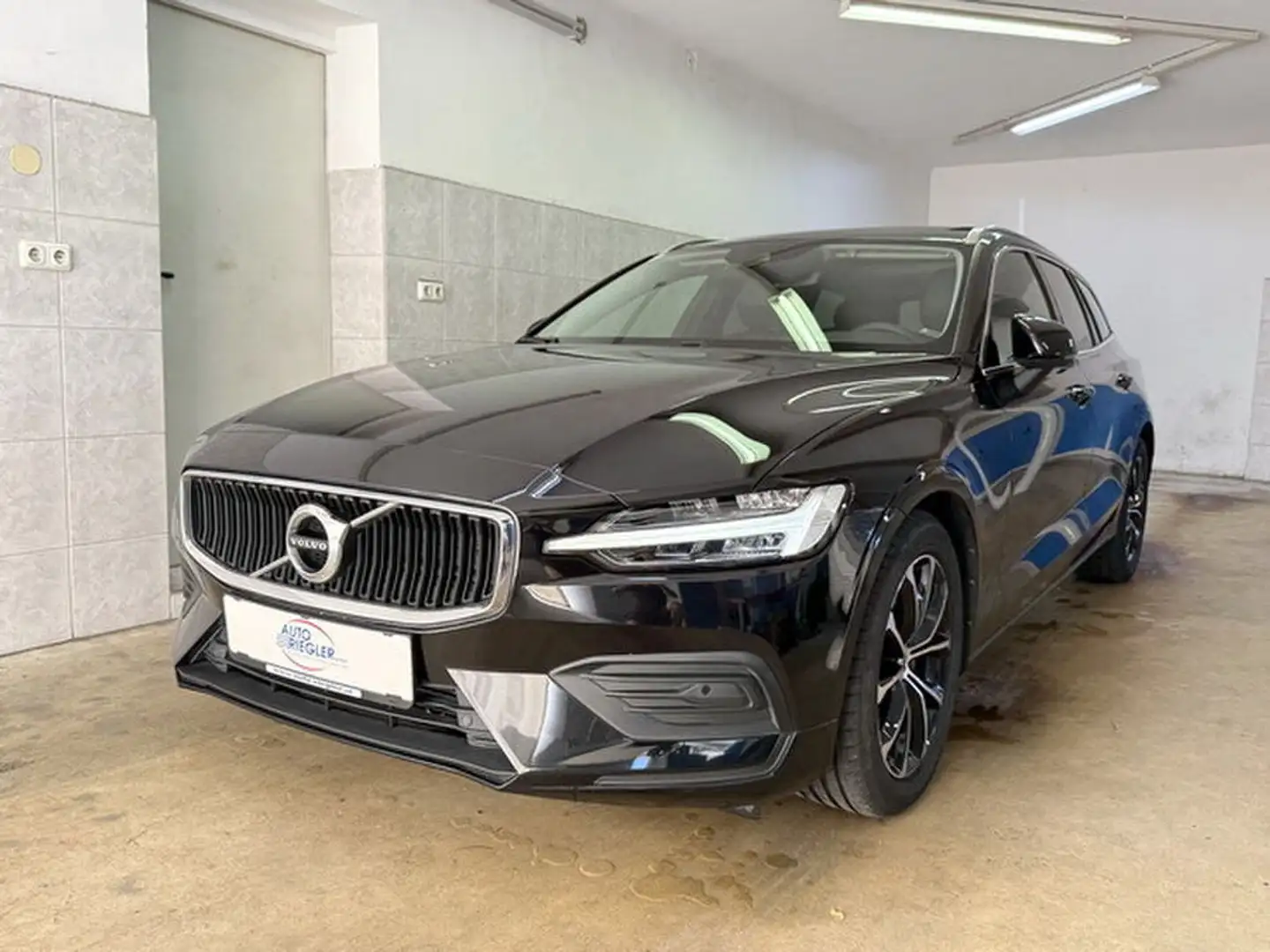 Volvo V60 Momentum Pro ''LED-Navi-Pano.-Kamera-Alu17'' Schwarz - 1