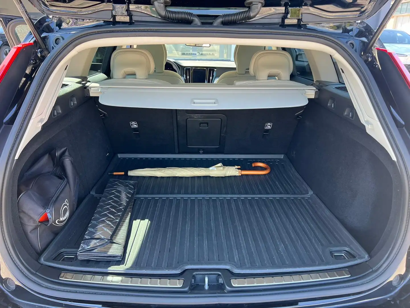 Volvo V60 2.0 b3 Essential auto - 2