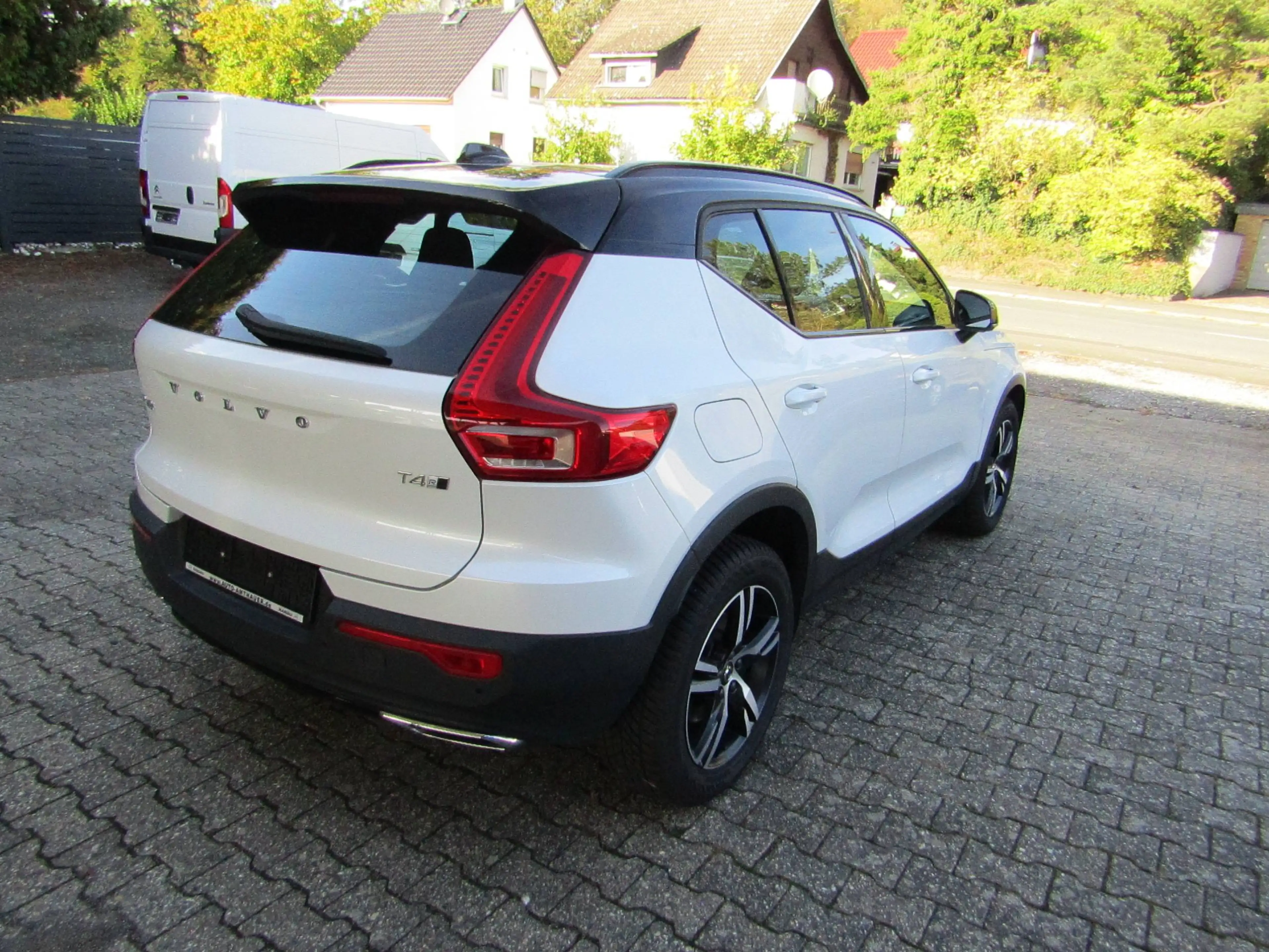 Volvo XC40 R Design AWD — photo 2