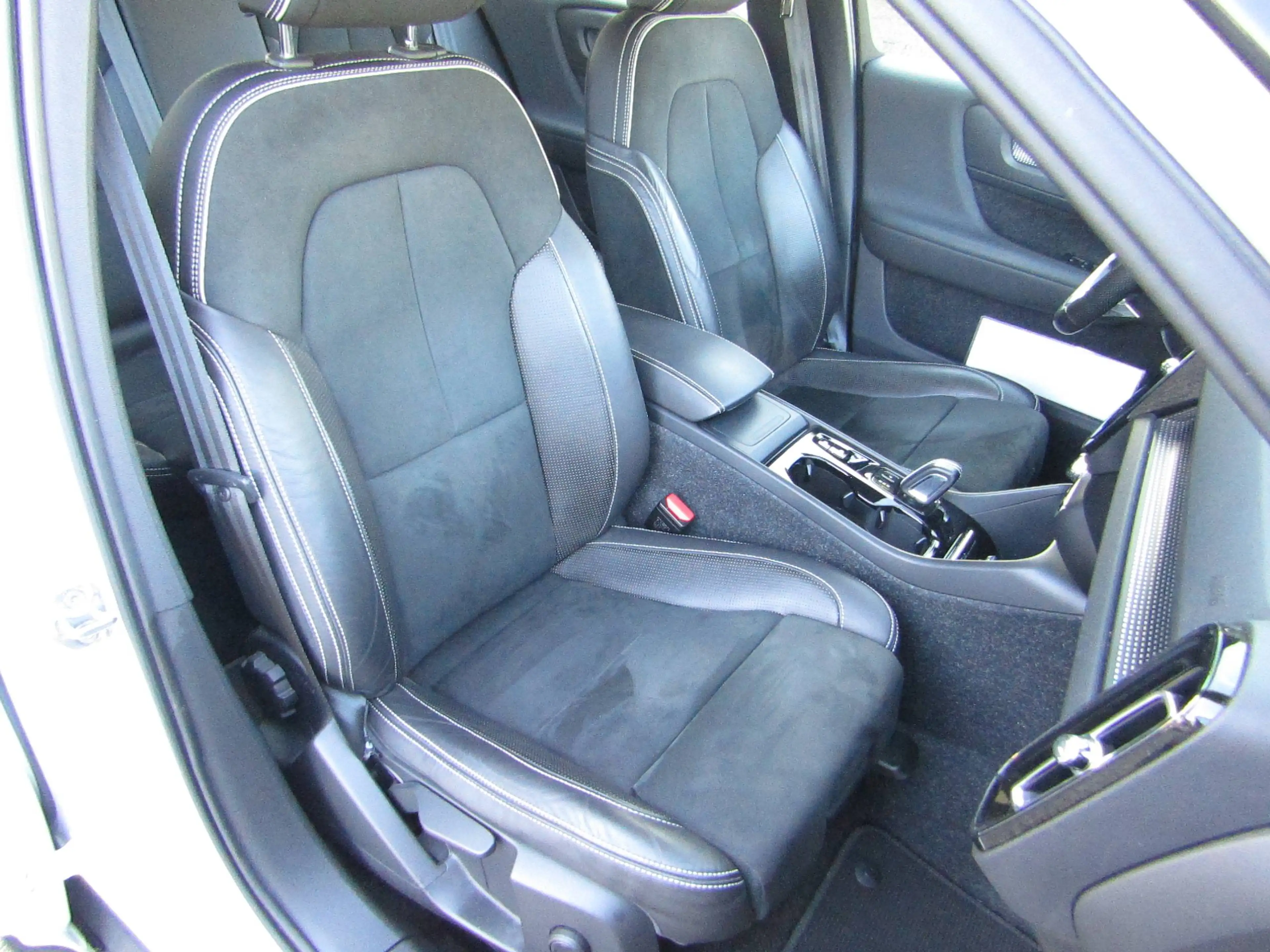 Volvo XC40 R Design AWD — photo 5